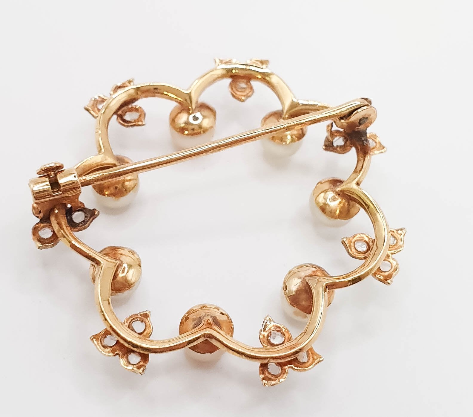Broche antiguo en oro 18k con perlas y diamantes 0.21 quilates - Mayka Jewels
