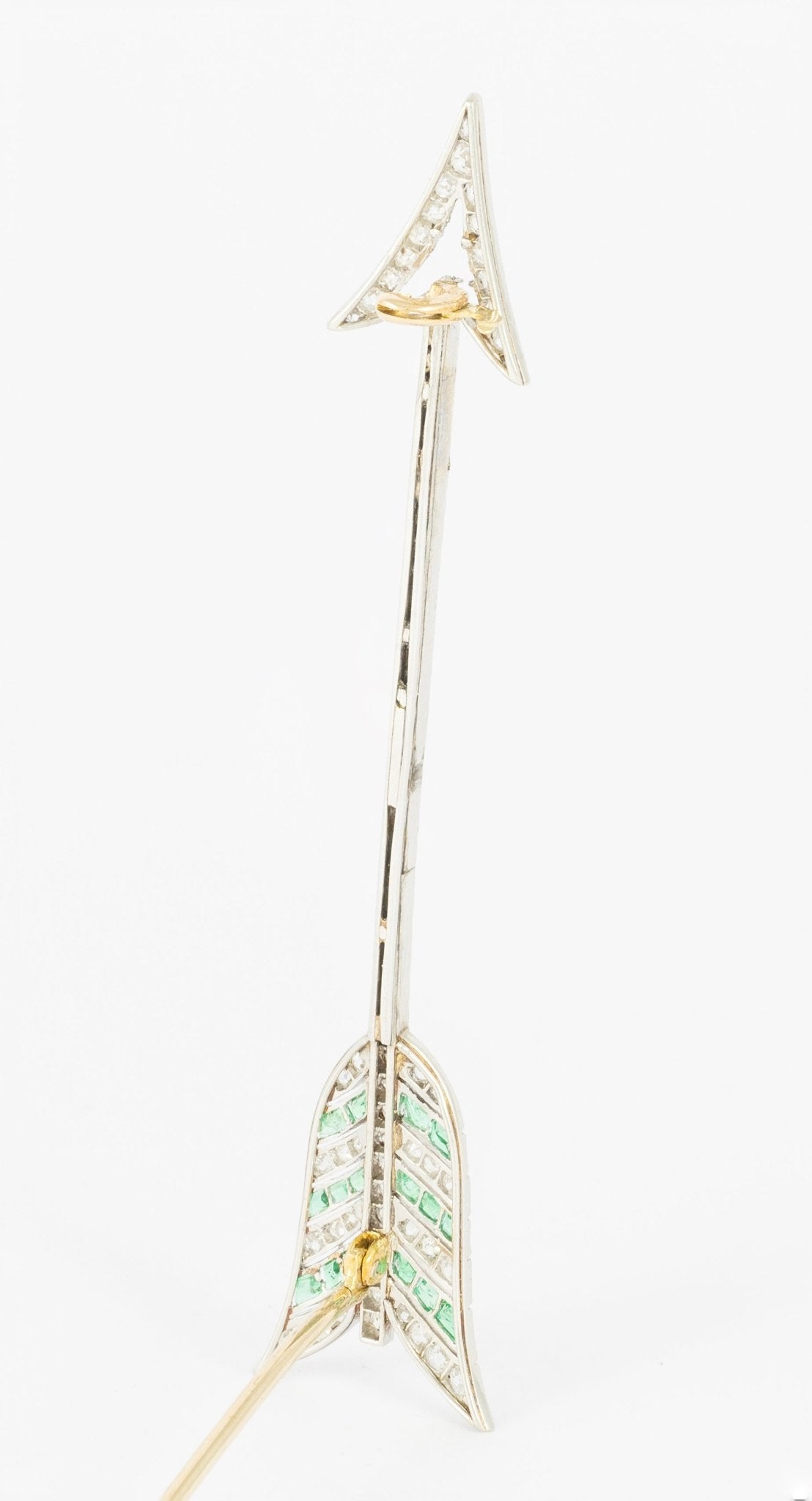 Broche flecha en oro blanco 18k con brillantes y esmeraldas - Mayka Jewels