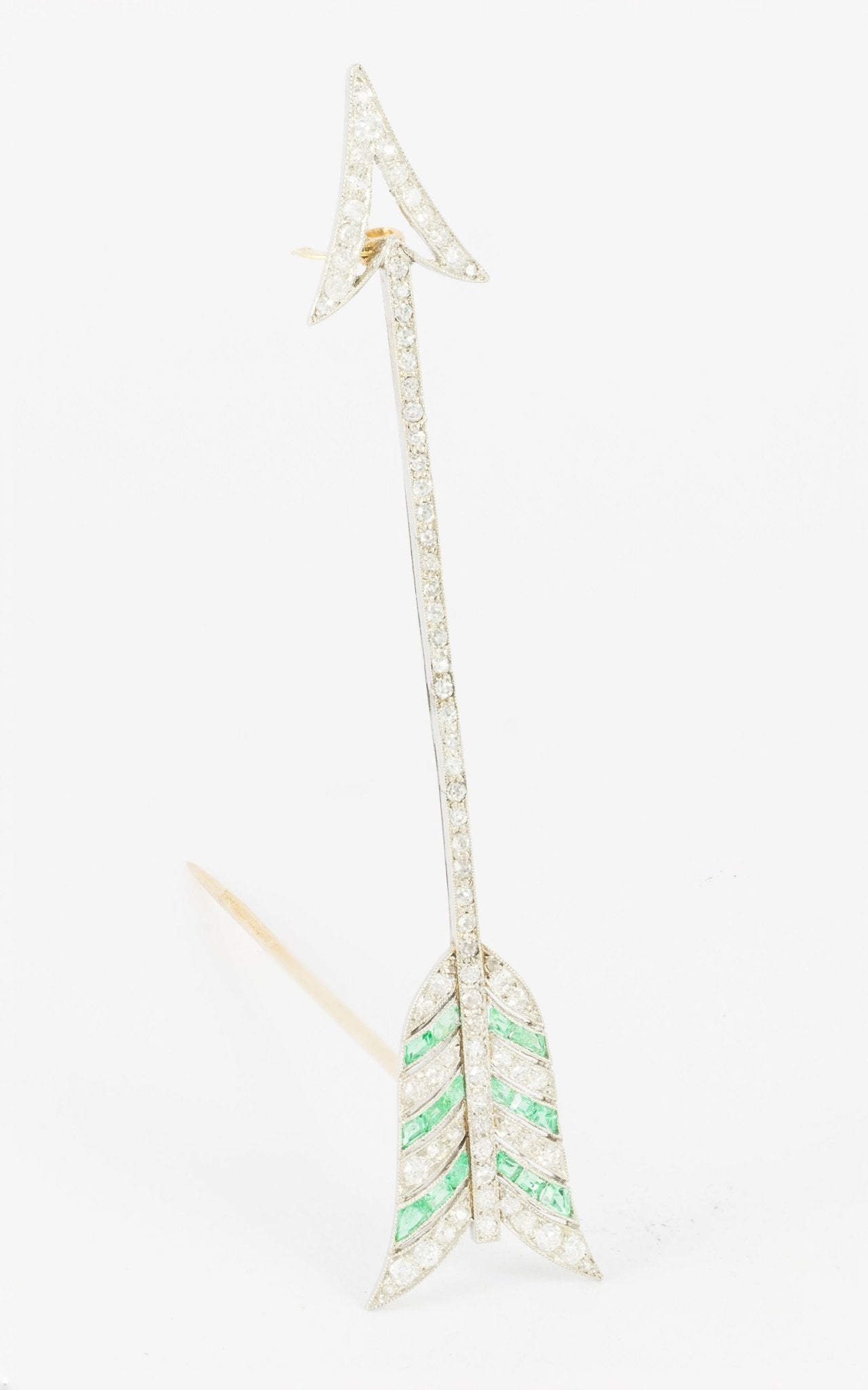 Broche flecha en oro blanco 18k con brillantes y esmeraldas - Mayka Jewels