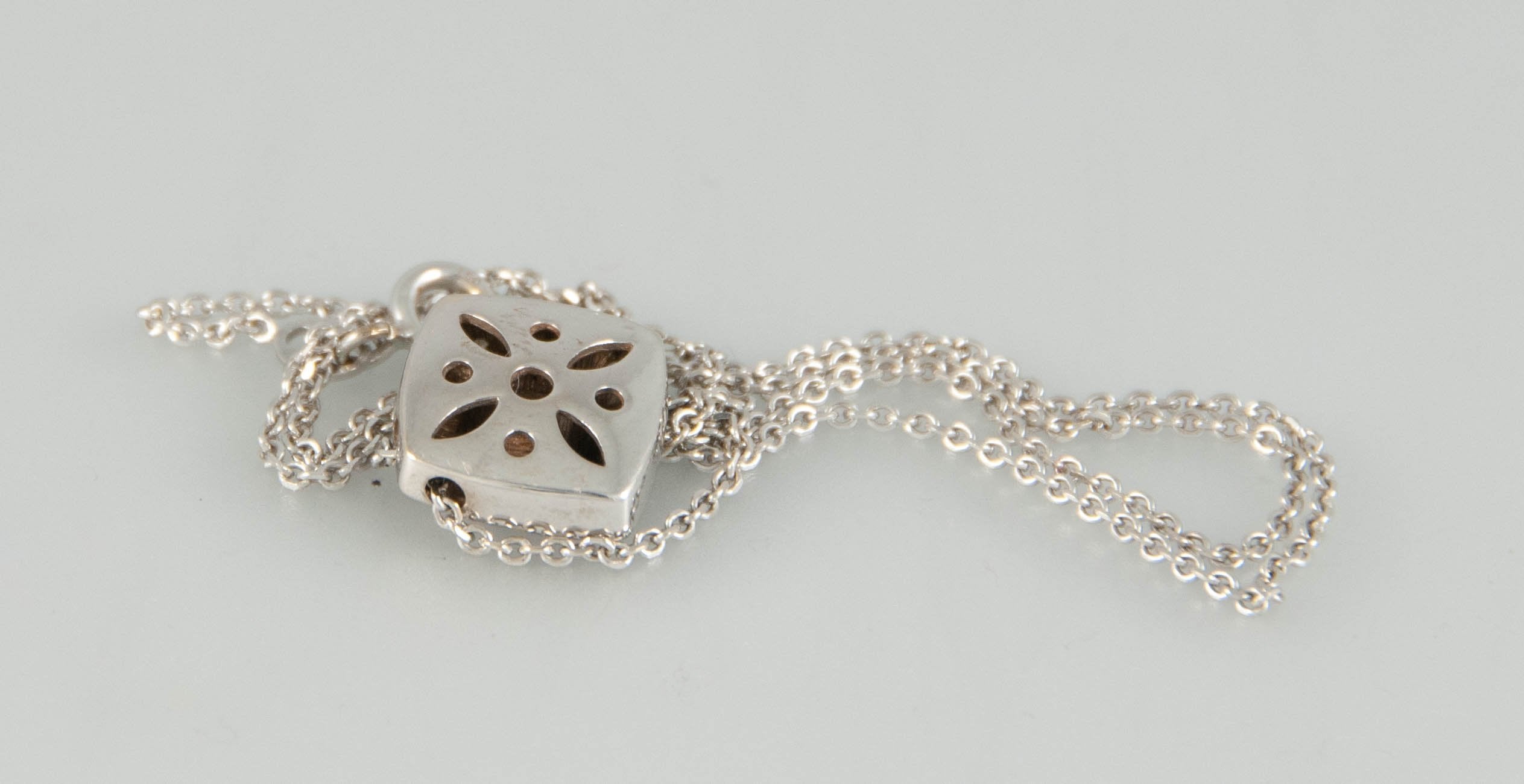 Cadena y colgante en oro blanco 18k con brillantes - Mayka Jewels