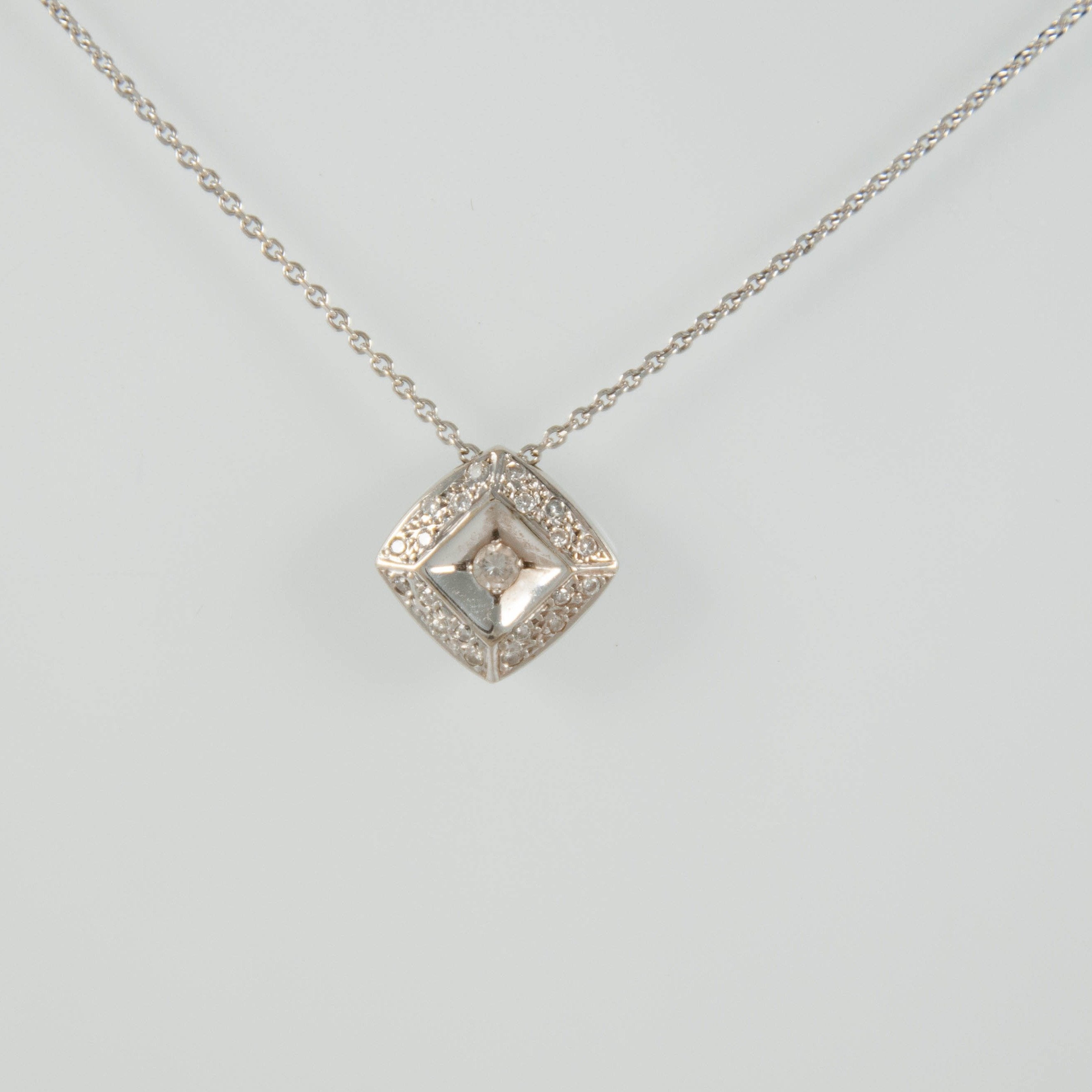 Cadena y colgante en oro blanco 18k con brillantes - Mayka Jewels