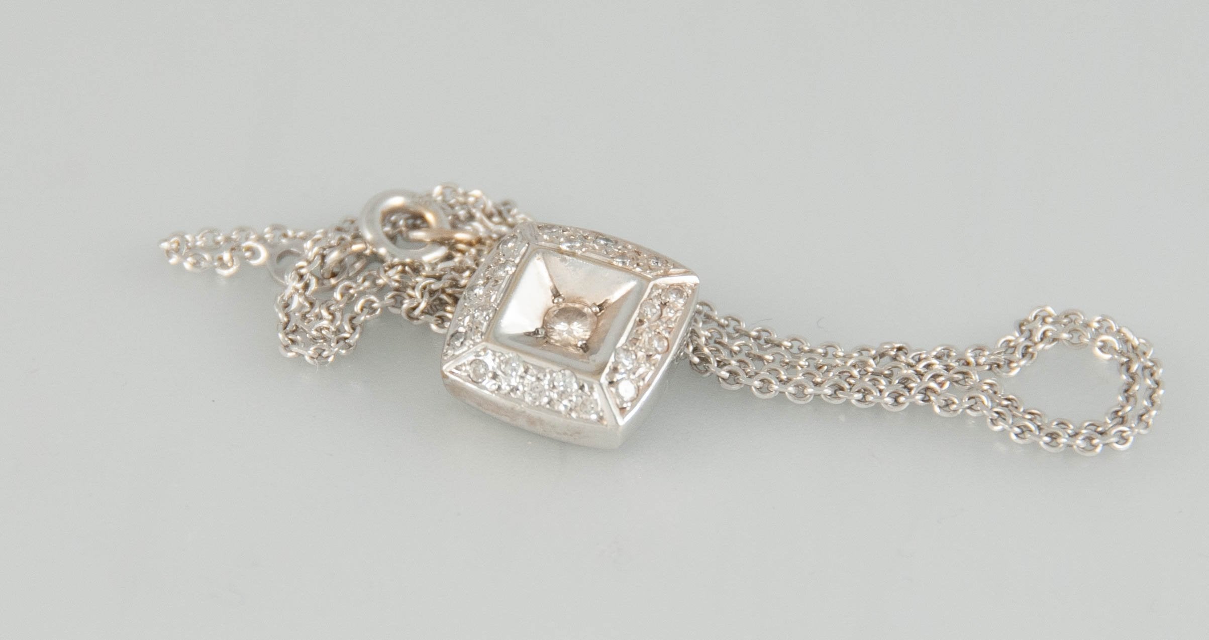 Cadena y colgante en oro blanco 18k con brillantes - Mayka Jewels