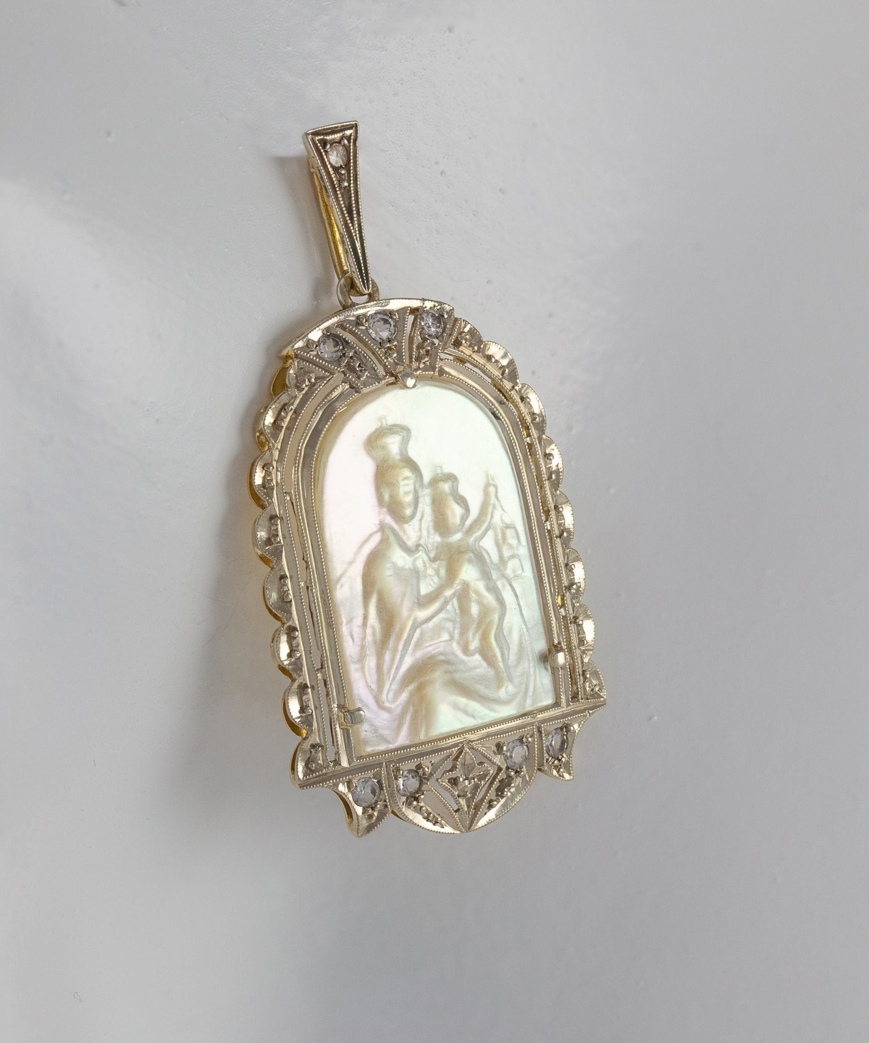 Colgante antiguo en oro amarillo 18k con nácar y zafiros blancos - Mayka Jewels