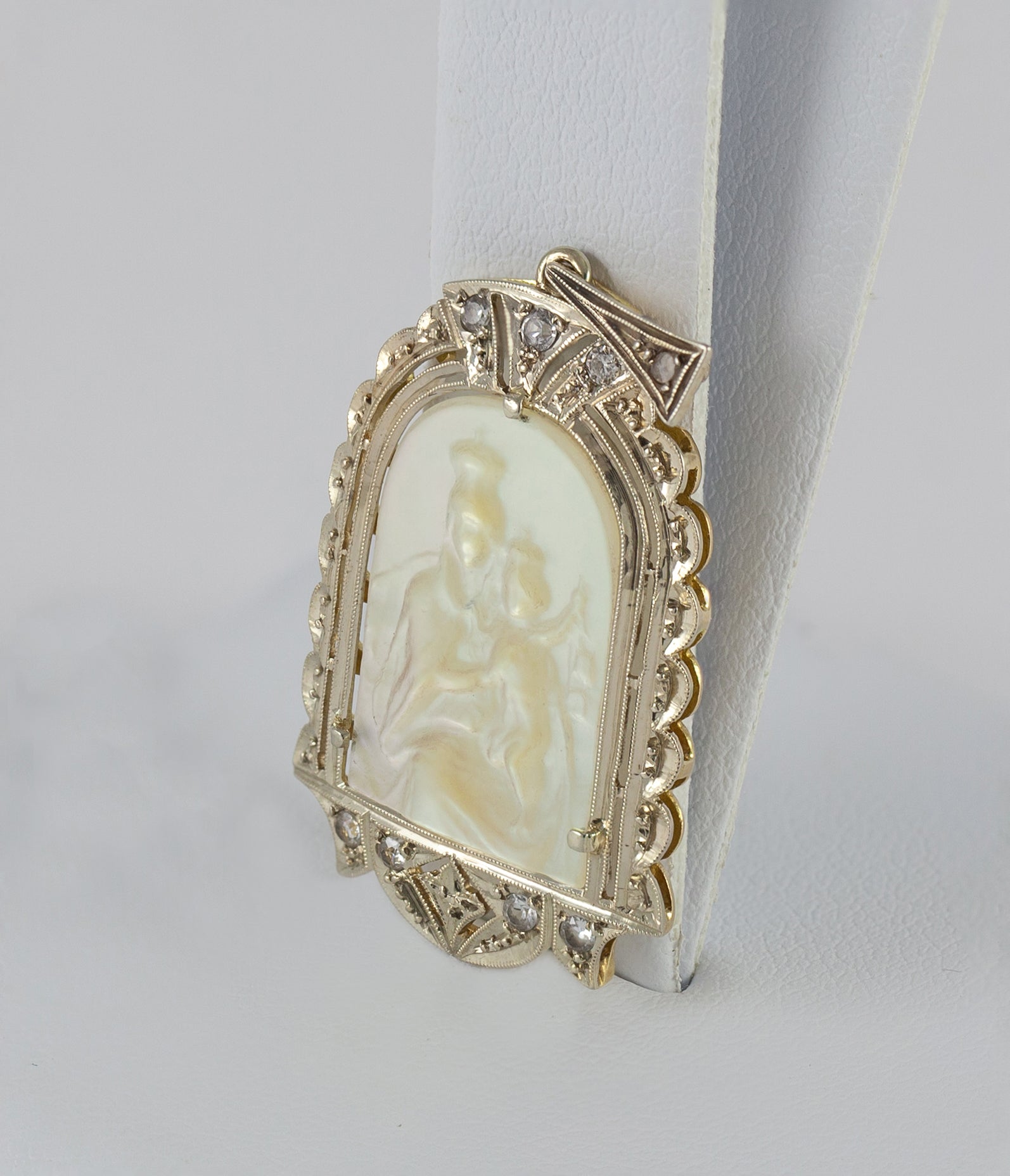 Colgante antiguo en oro amarillo 18k con nácar y zafiros blancos - Mayka Jewels