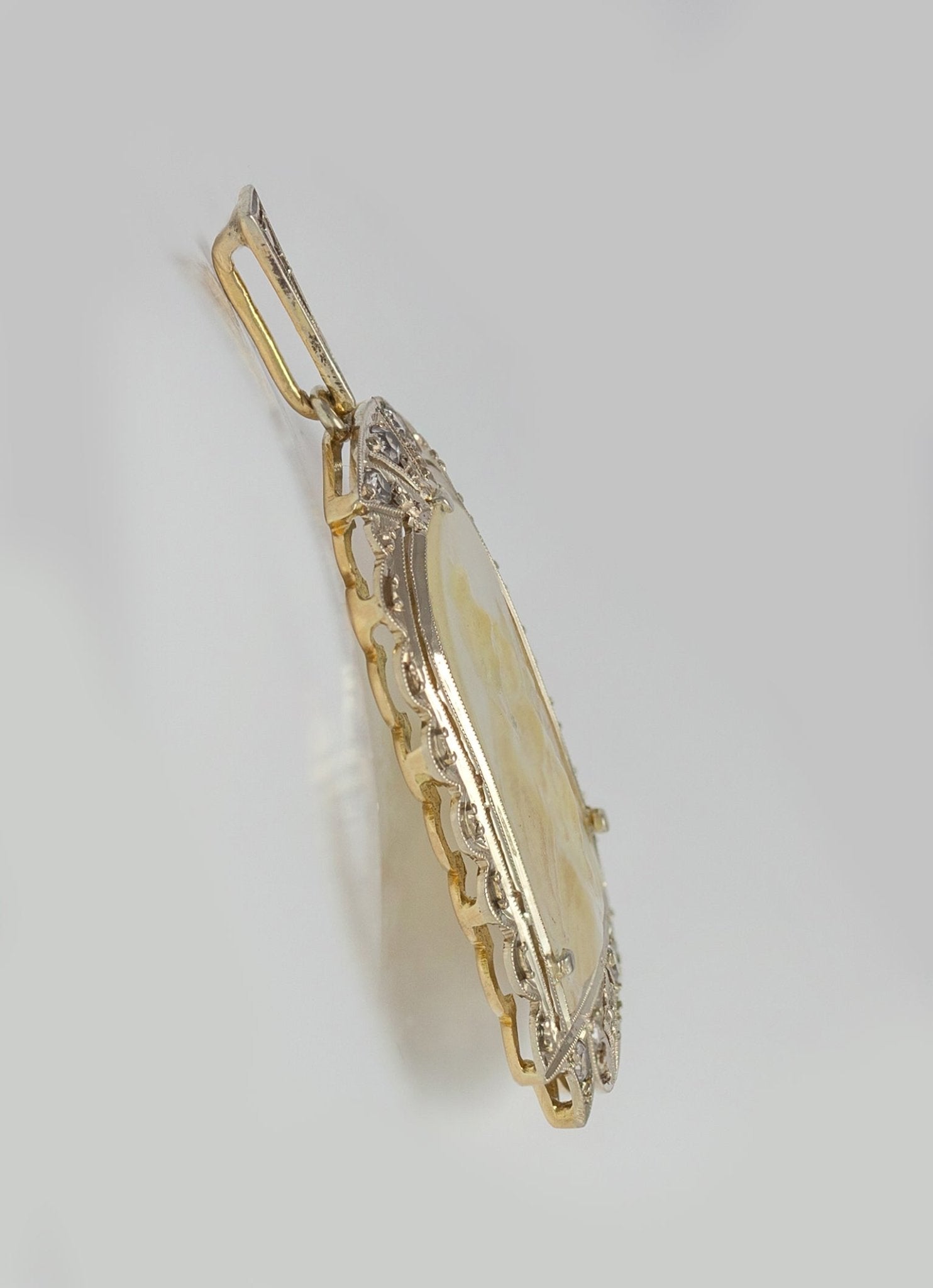 Colgante antiguo en oro amarillo 18k con nácar y zafiros blancos - Mayka Jewels