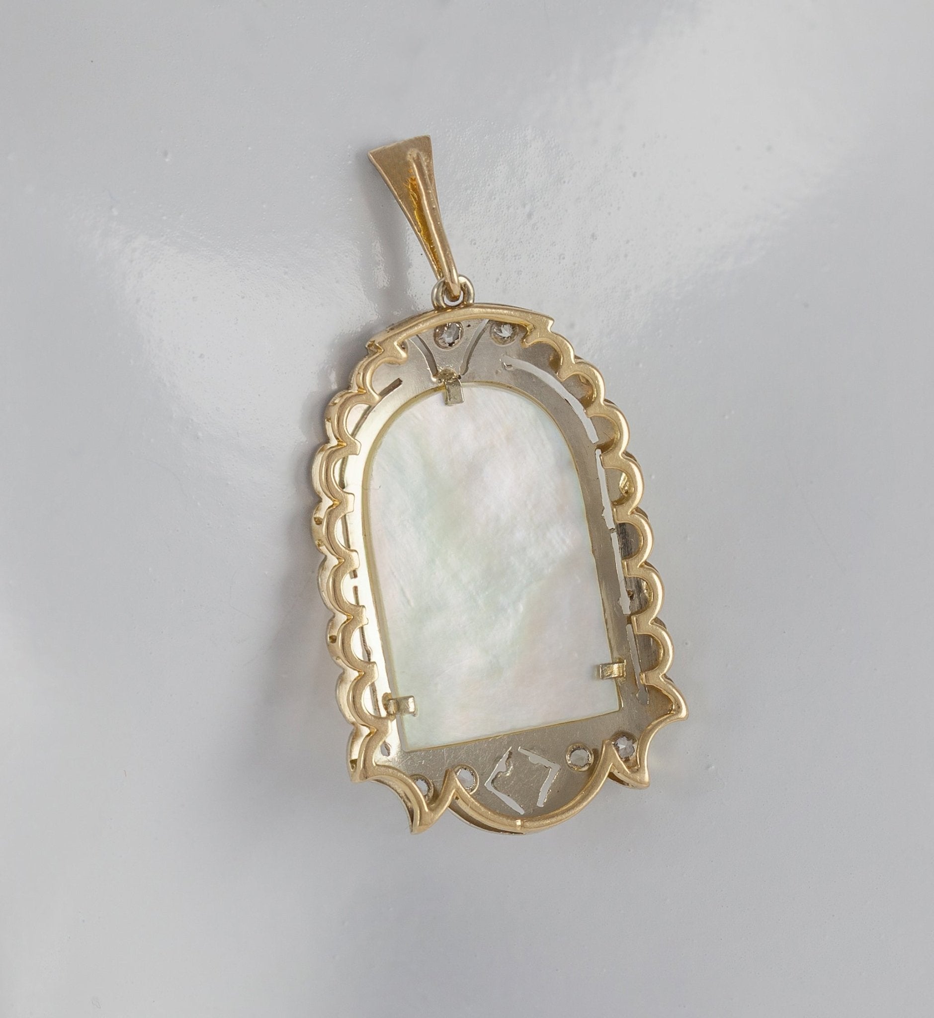 Colgante antiguo en oro amarillo 18k con nácar y zafiros blancos - Mayka Jewels