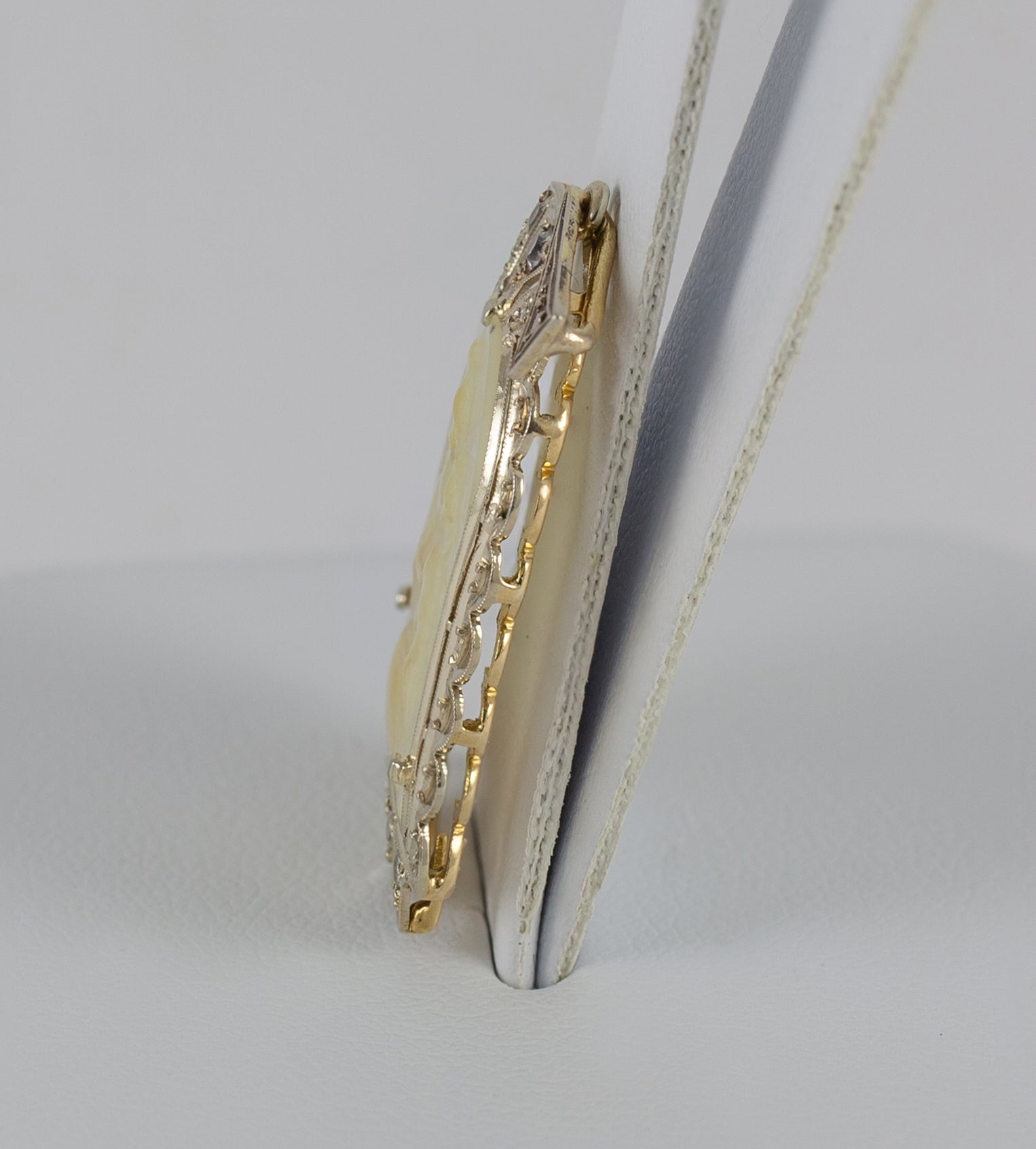 Colgante antiguo en oro amarillo 18k con nácar y zafiros blancos - Mayka Jewels