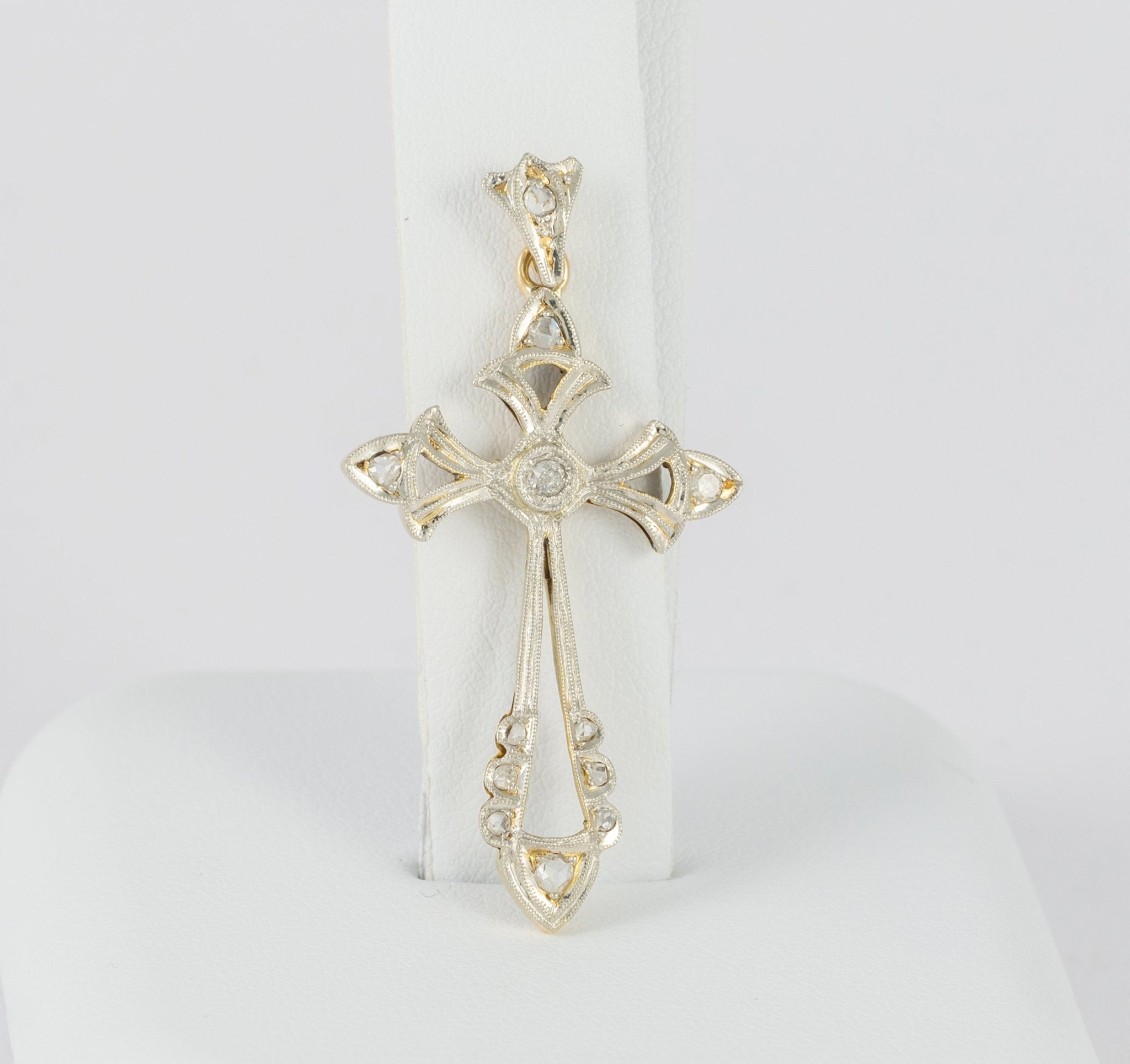 Colgante antiguo en oro amarillo 18k y diamantes 0.13 ct - Mayka Jewels