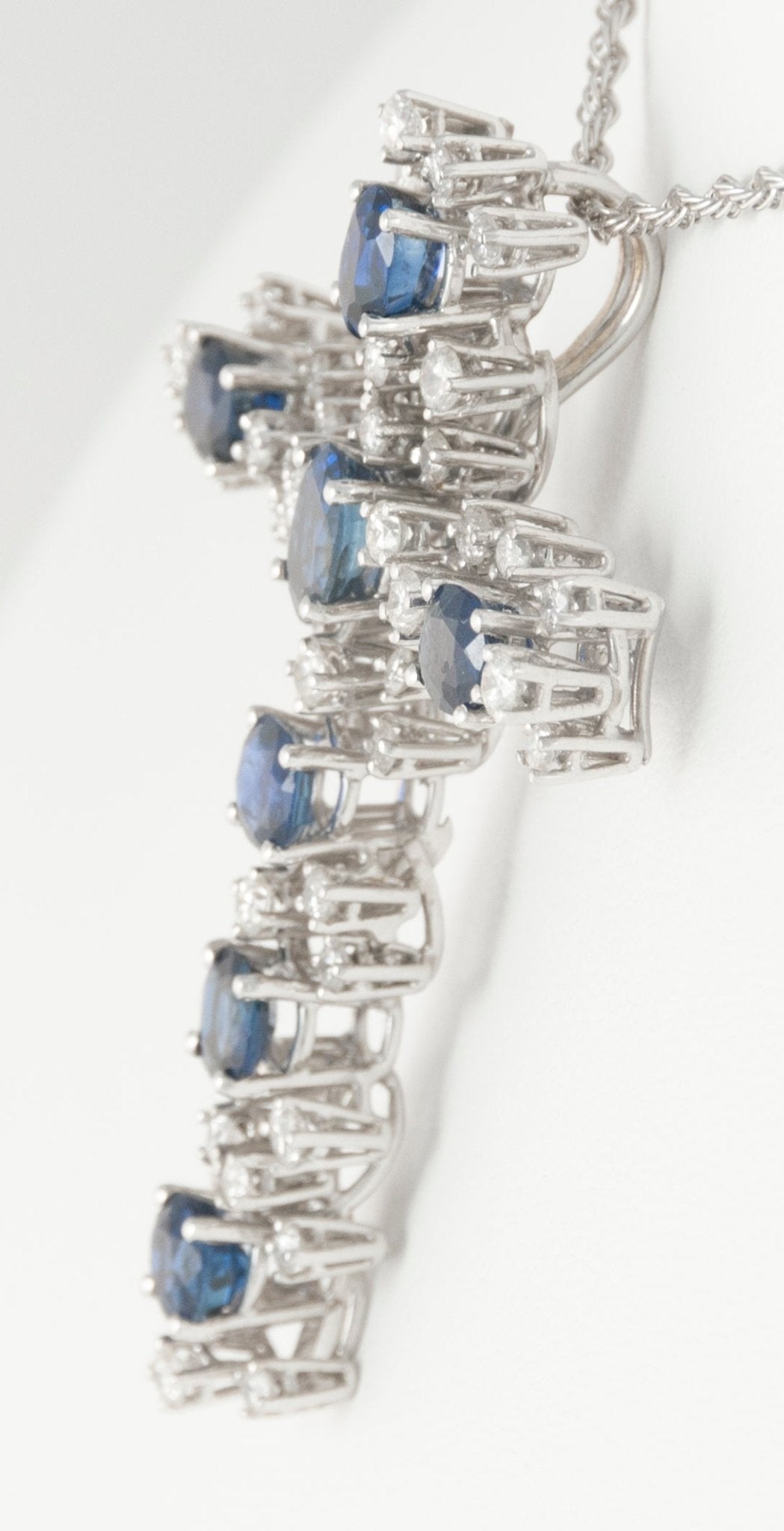 Colgante cruz en oro blanco 18k con zafiros y diamantes - Mayka Jewels