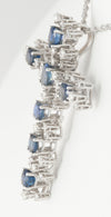 Colgante cruz en oro blanco 18k con zafiros y diamantes - Mayka Jewels