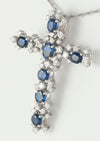 Colgante cruz en oro blanco 18k con zafiros y diamantes - Mayka Jewels