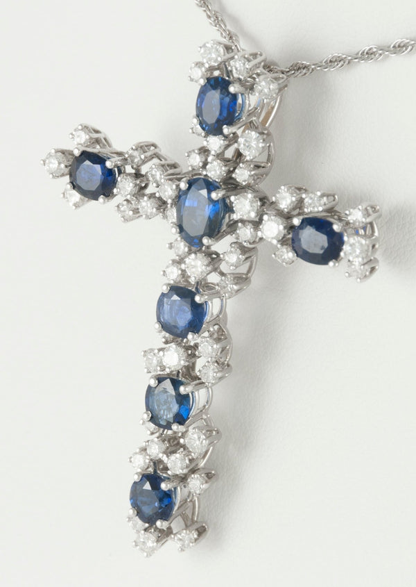 Colgante cruz en oro blanco 18k con zafiros y diamantes - Mayka Jewels