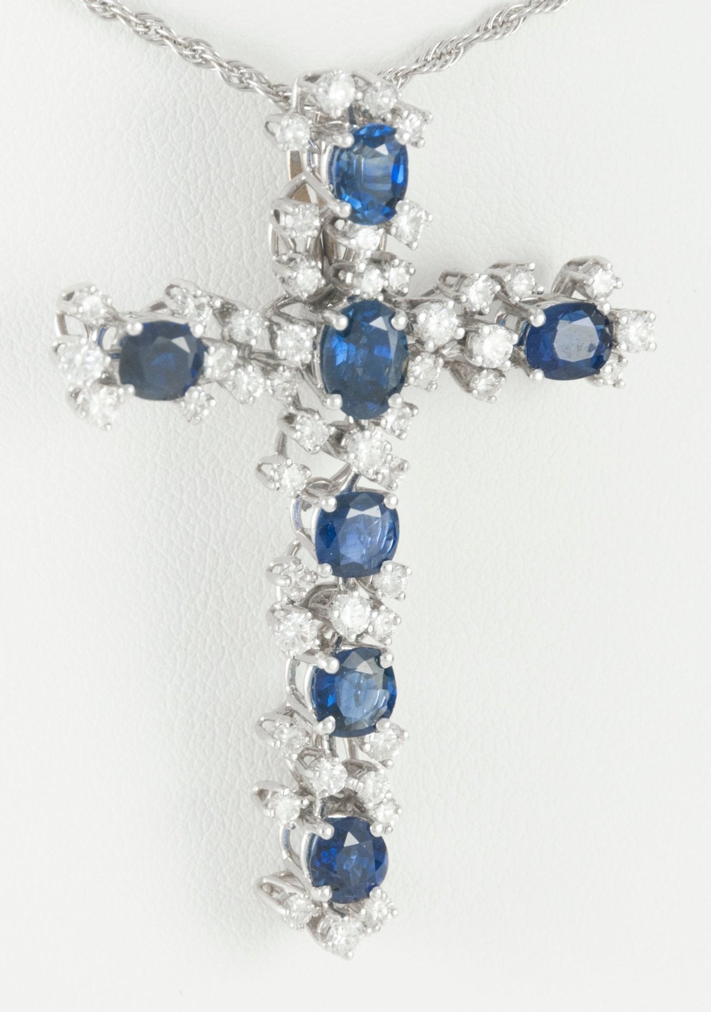 Colgante cruz en oro blanco 18k con zafiros y diamantes - Mayka Jewels