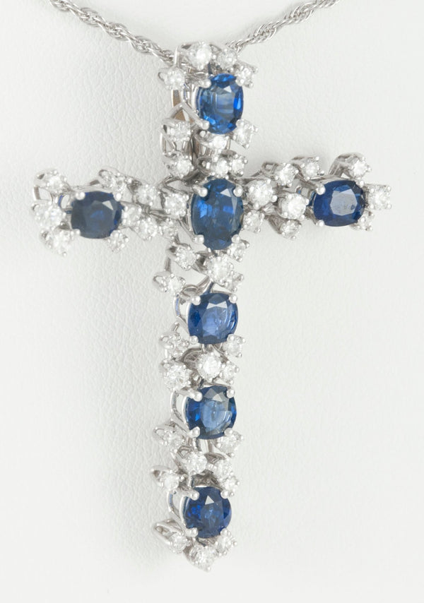 Colgante cruz en oro blanco 18k con zafiros y diamantes - Mayka Jewels
