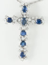 Colgante cruz en oro blanco 18k con zafiros y diamantes - Mayka Jewels
