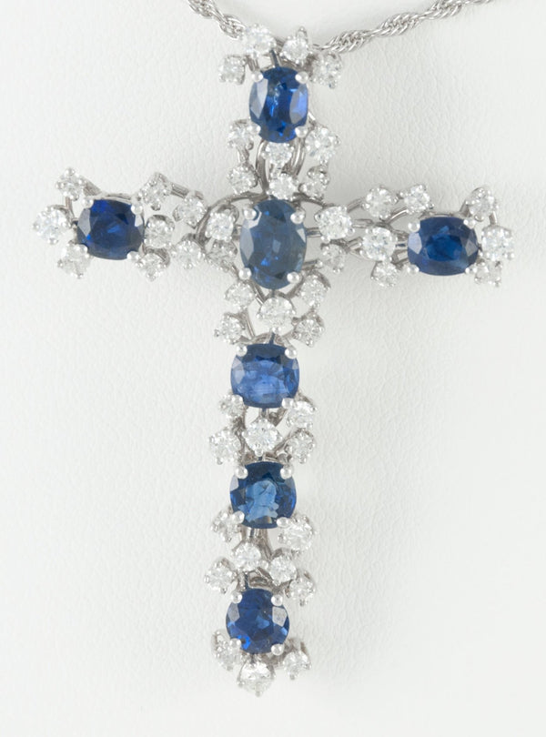 Colgante cruz en oro blanco 18k con zafiros y diamantes - Mayka Jewels