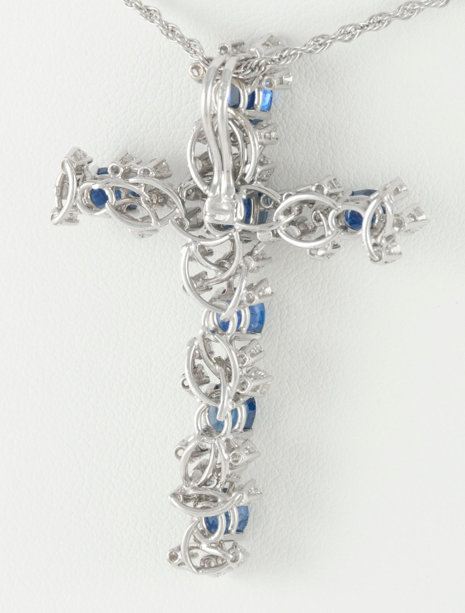 Colgante cruz en oro blanco 18k con zafiros y diamantes - Mayka Jewels