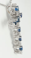 Colgante cruz en oro blanco 18k con zafiros y diamantes - Mayka Jewels