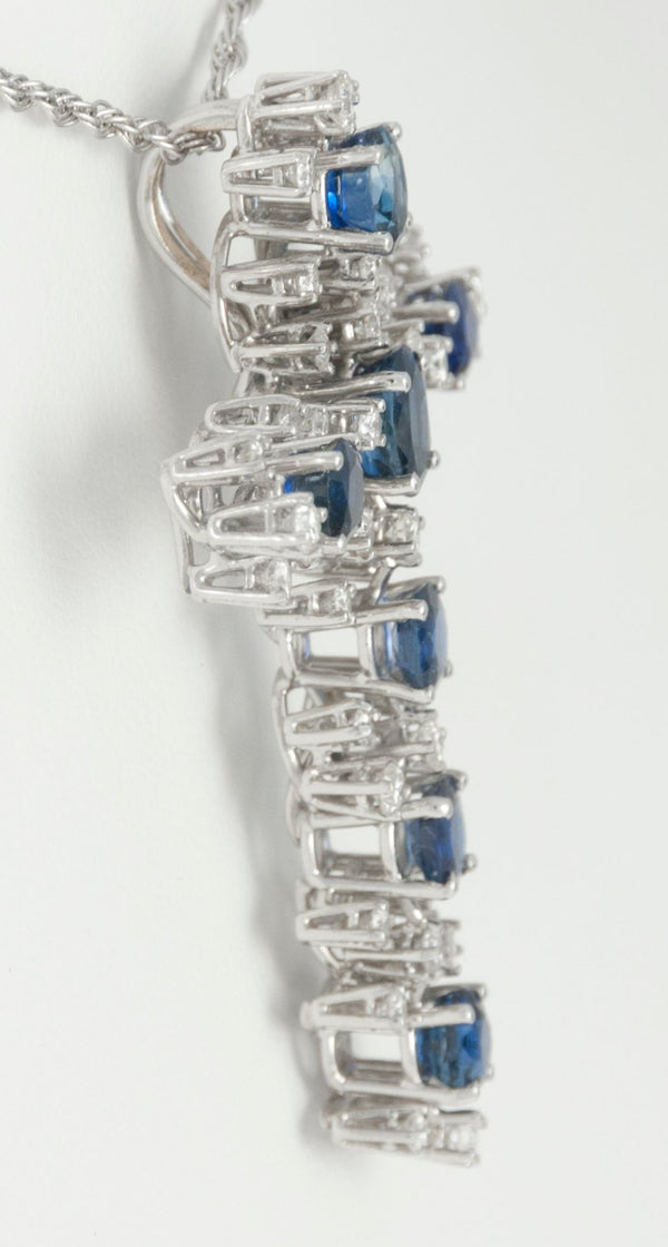 Colgante cruz en oro blanco 18k con zafiros y diamantes - Mayka Jewels