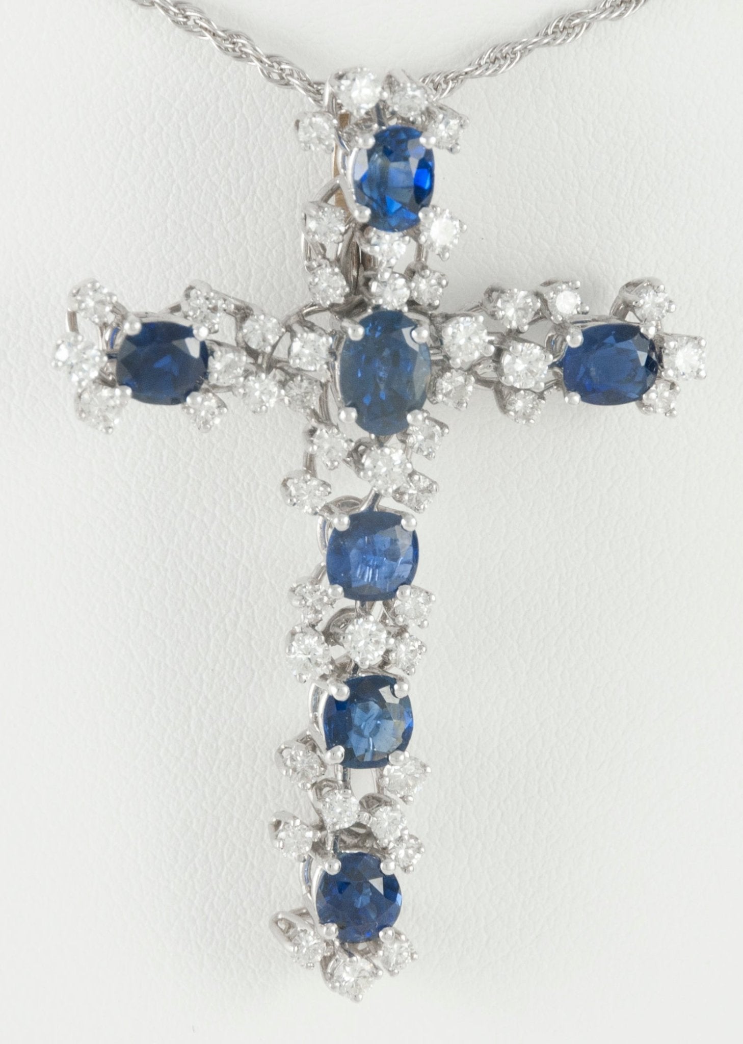 Colgante cruz en oro blanco 18k con zafiros y diamantes - Mayka Jewels
