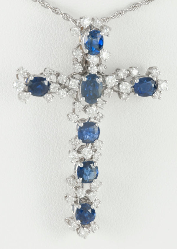 Colgante cruz en oro blanco 18k con zafiros y diamantes - Mayka Jewels