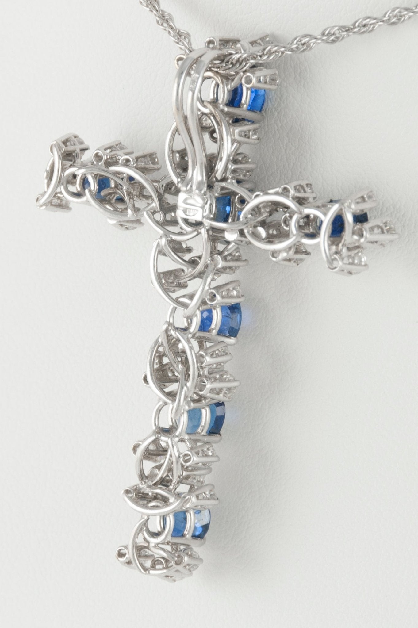 Colgante cruz en oro blanco 18k con zafiros y diamantes - Mayka Jewels