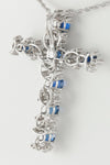Colgante cruz en oro blanco 18k con zafiros y diamantes - Mayka Jewels