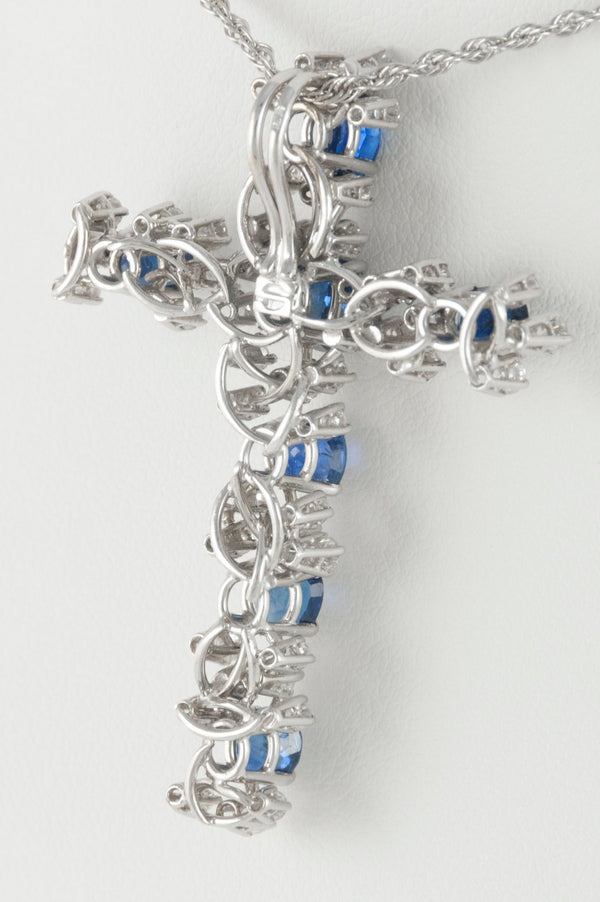 Colgante cruz en oro blanco 18k con zafiros y diamantes - Mayka Jewels