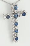 Colgante cruz en oro blanco 18k con zafiros y diamantes - Mayka Jewels