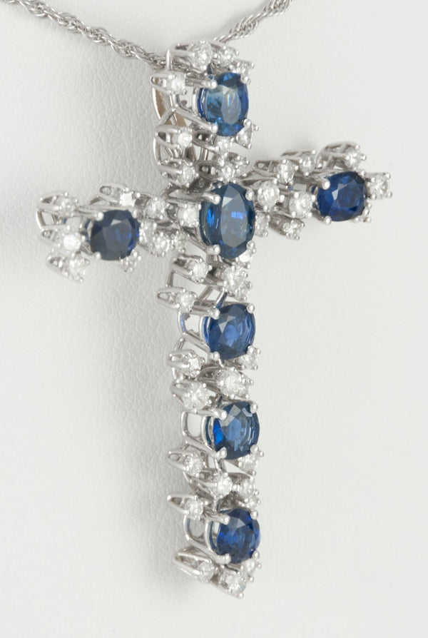 Colgante cruz en oro blanco 18k con zafiros y diamantes - Mayka Jewels