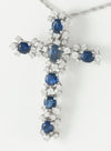 Colgante cruz en oro blanco 18k con zafiros y diamantes - Mayka Jewels