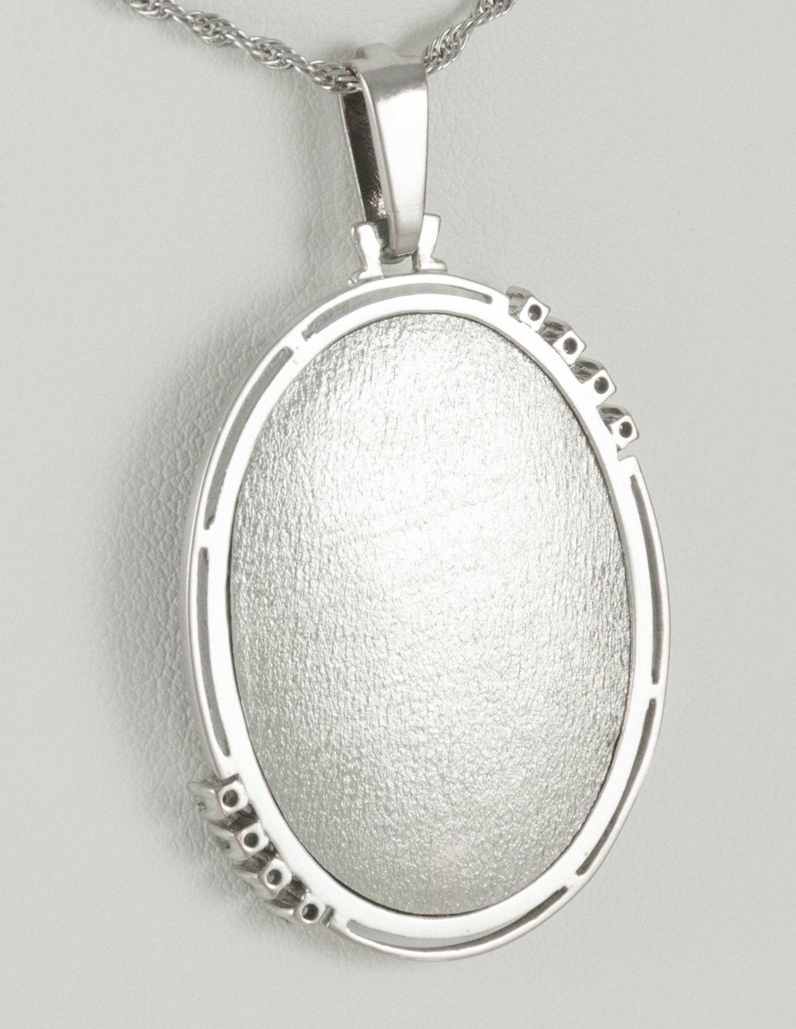 Colgante en oro blanco 18k con brillantes y porcelanda esmaltada - Mayka Jewels