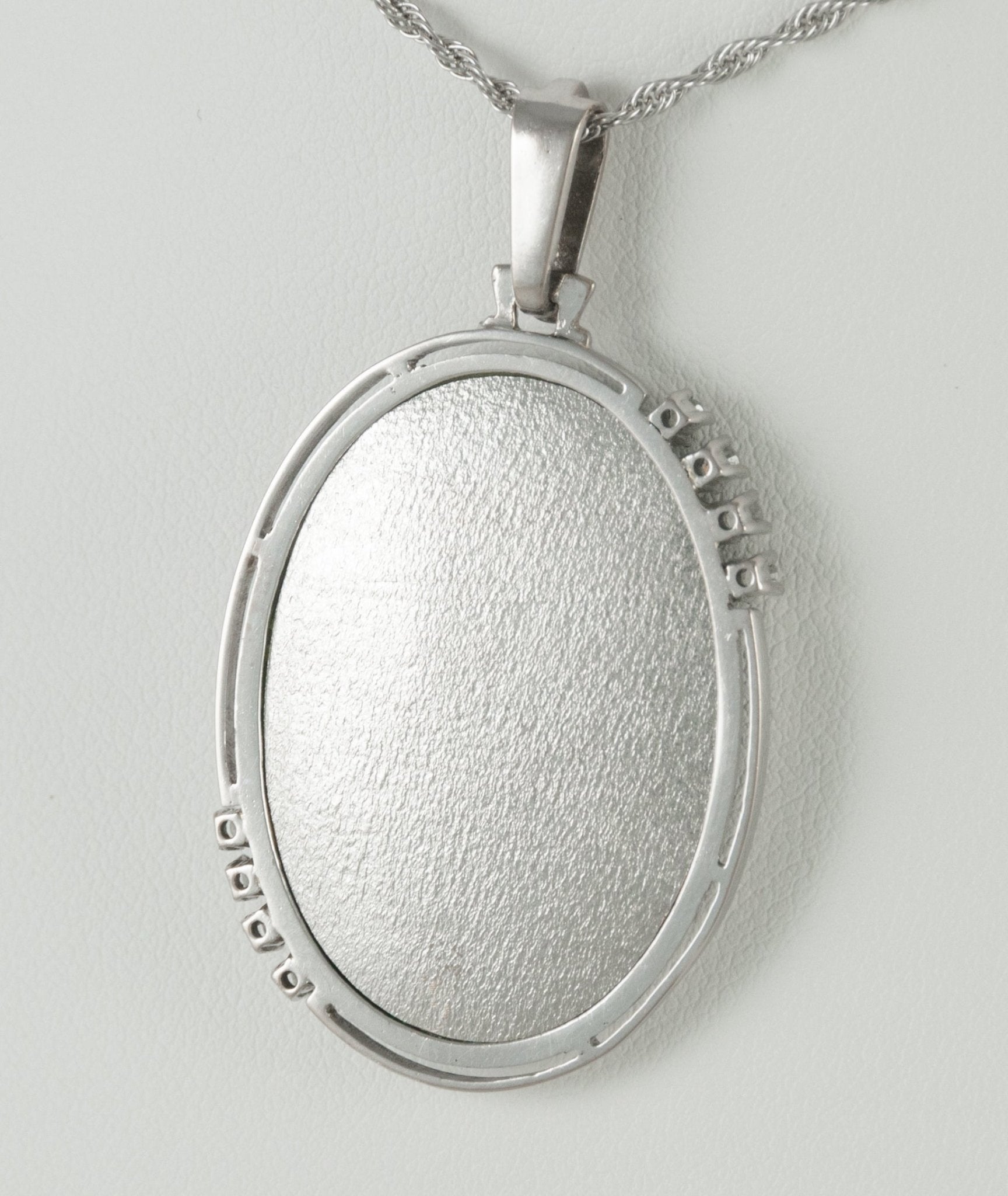 Colgante en oro blanco 18k con brillantes y porcelanda esmaltada - Mayka Jewels