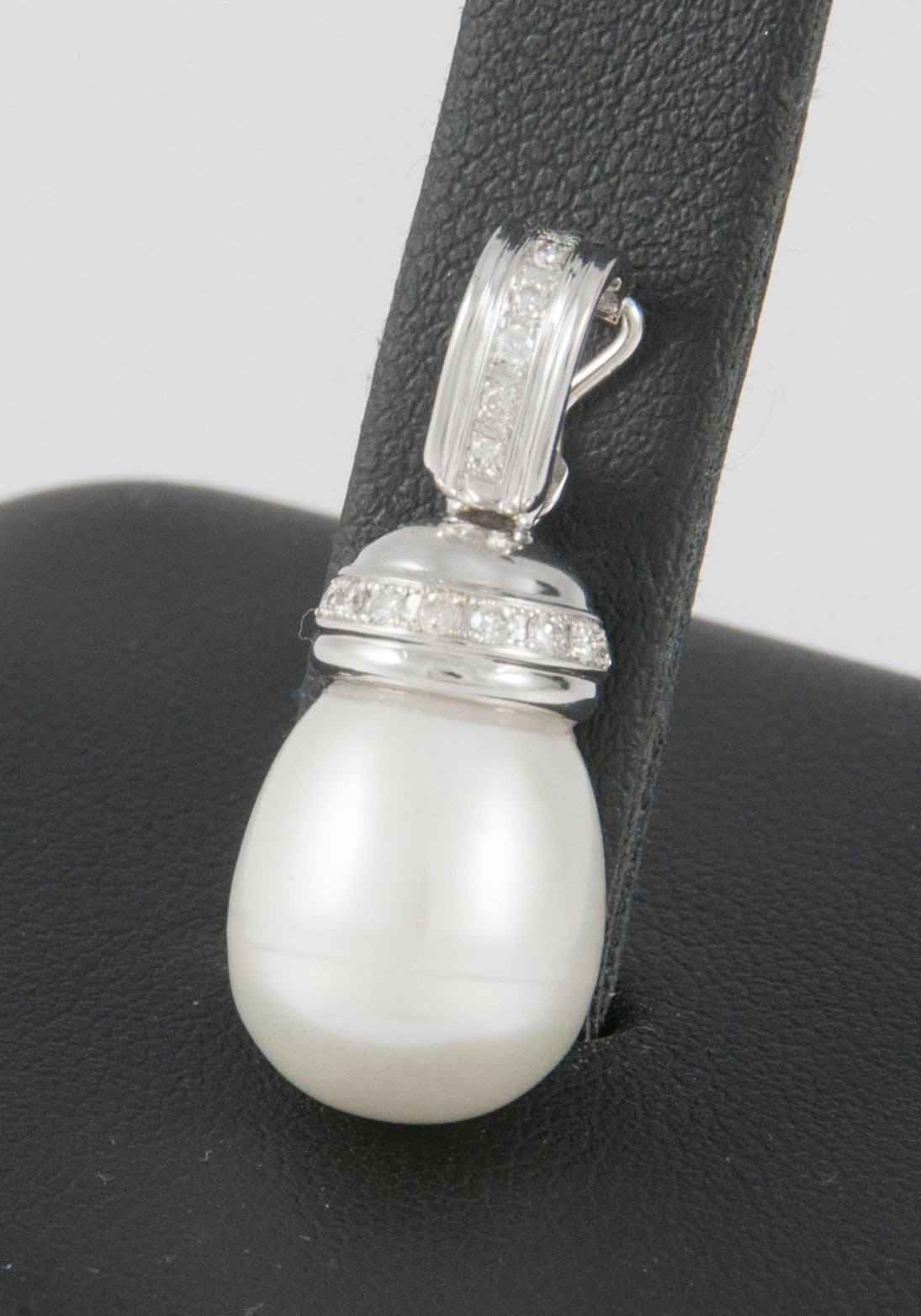 Colgante oro blanco 18k con brillantes y perla - Mayka Jewels