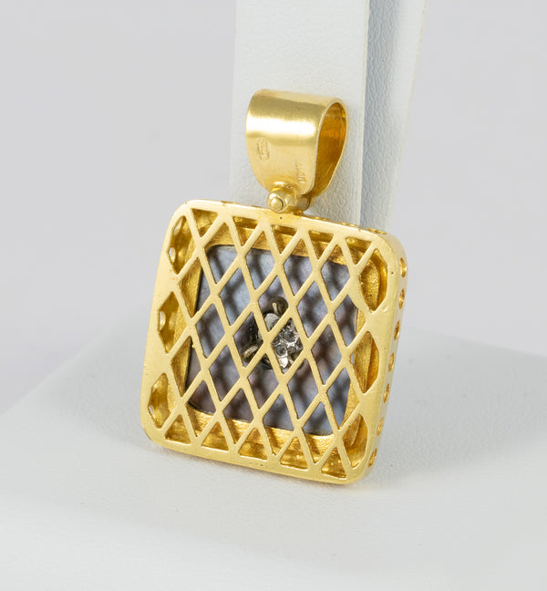Colgante en oro amarillo 18k nácar y brillantes