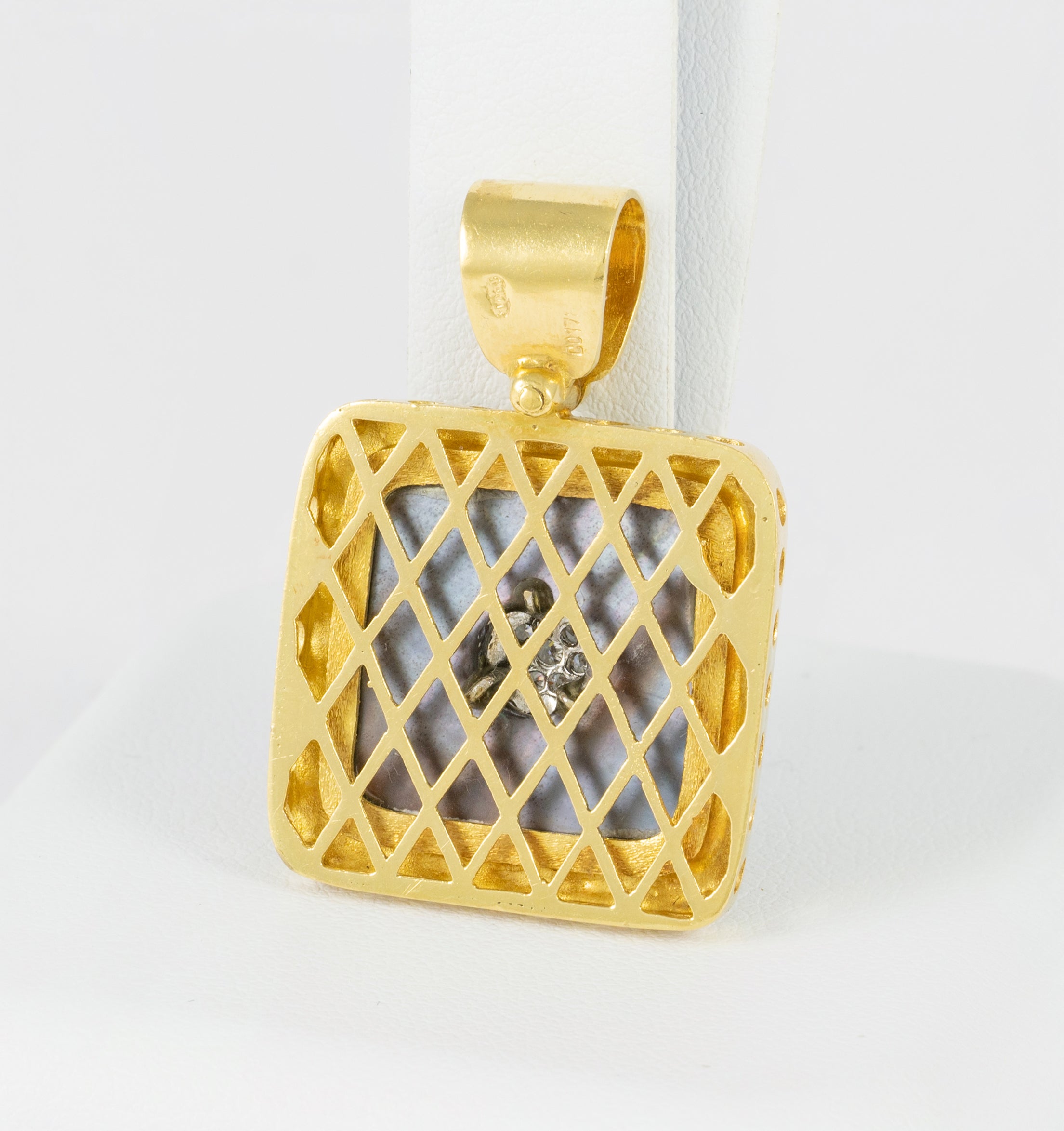 Colgante en oro amarillo 18k nácar y brillantes
