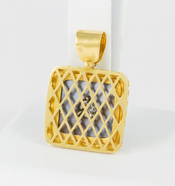Colgante en oro amarillo 18k nácar y brillantes
