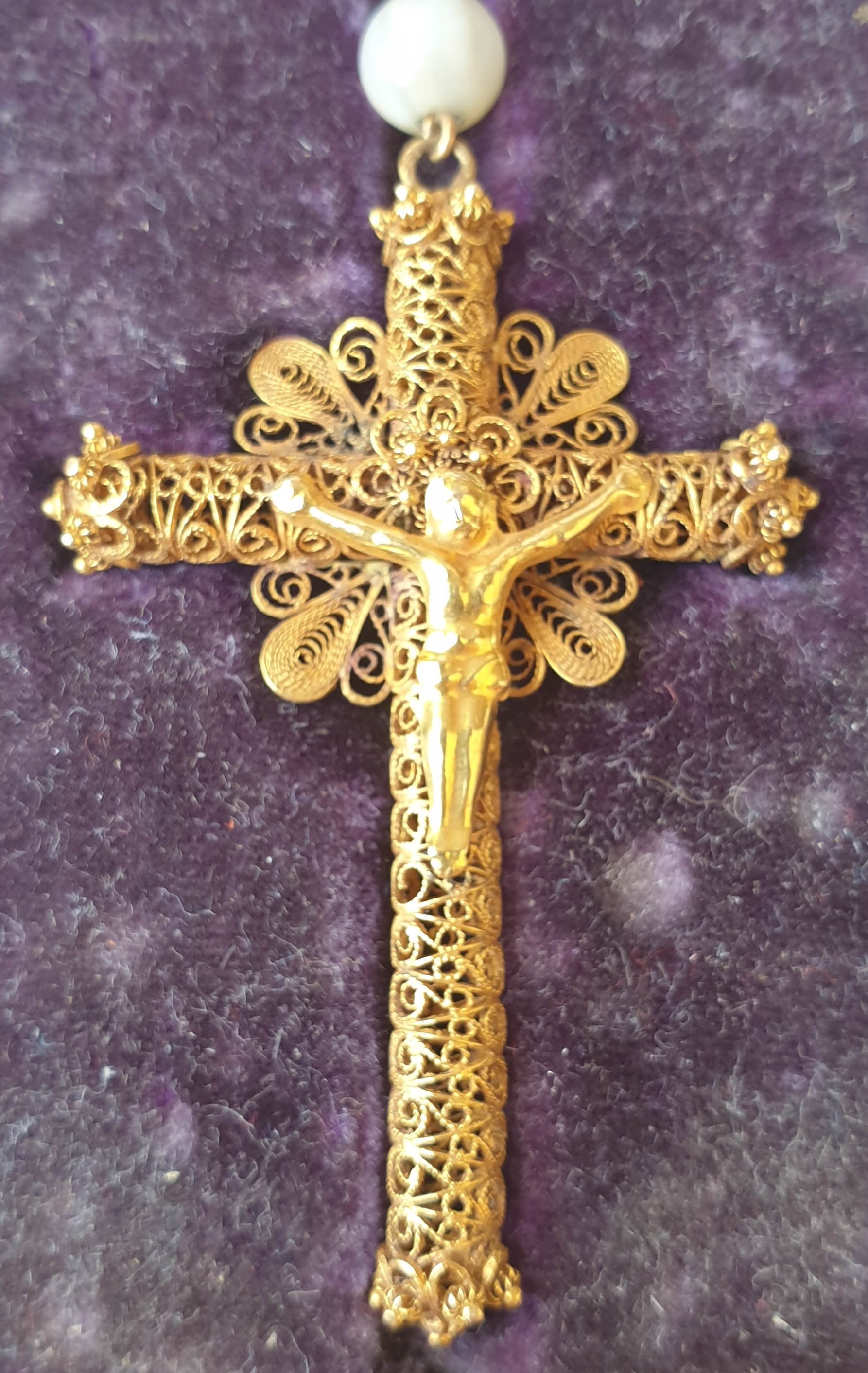 Collar hecho mano de nácar y oro 18k con cruz de oro - Mayka Jewels