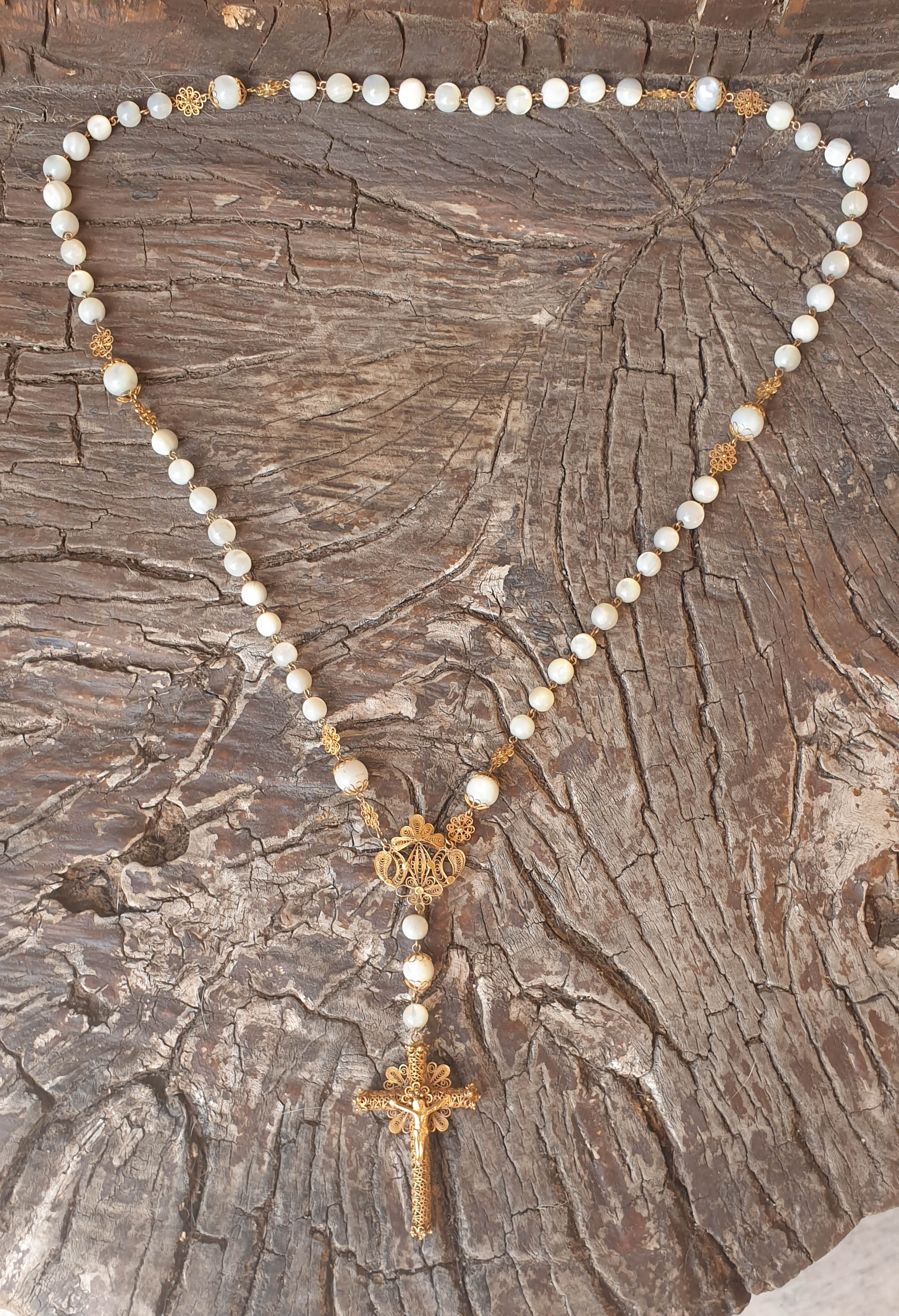 Collar hecho mano de nácar y oro 18k con cruz de oro - Mayka Jewels