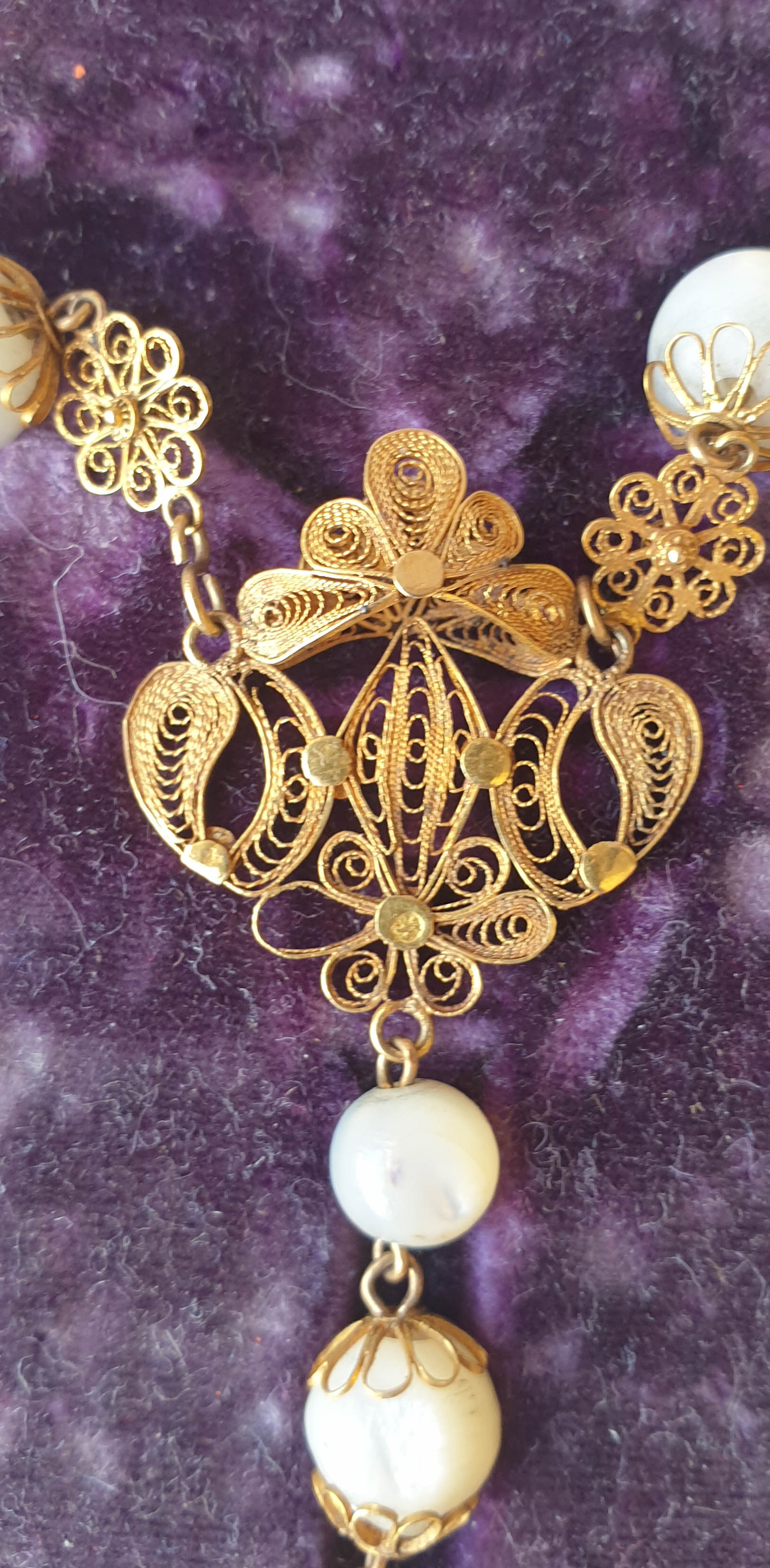 Collar hecho mano de nácar y oro 18k con cruz de oro - Mayka Jewels