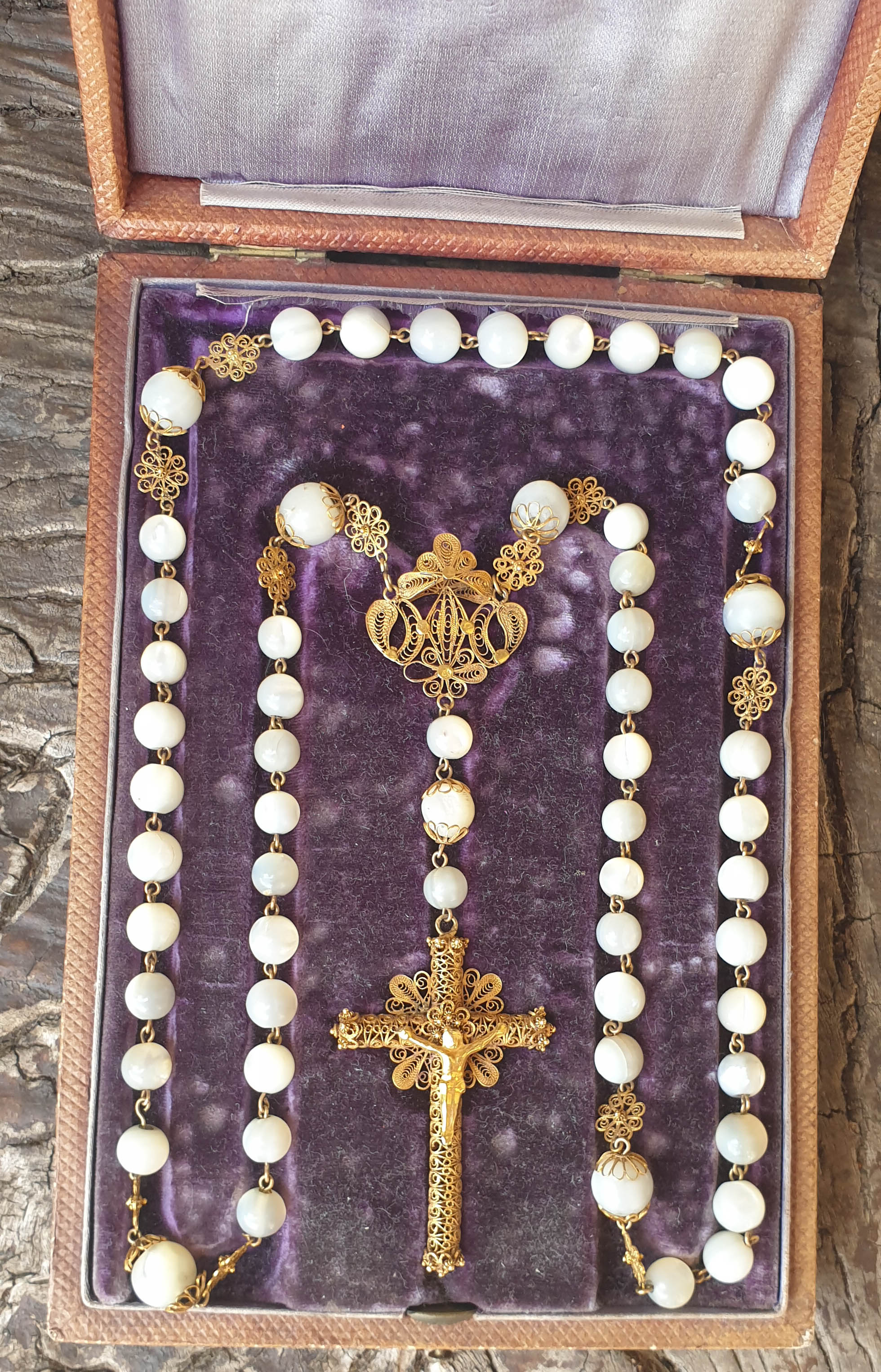 Collar hecho mano de nácar y oro 18k con cruz de oro - Mayka Jewels