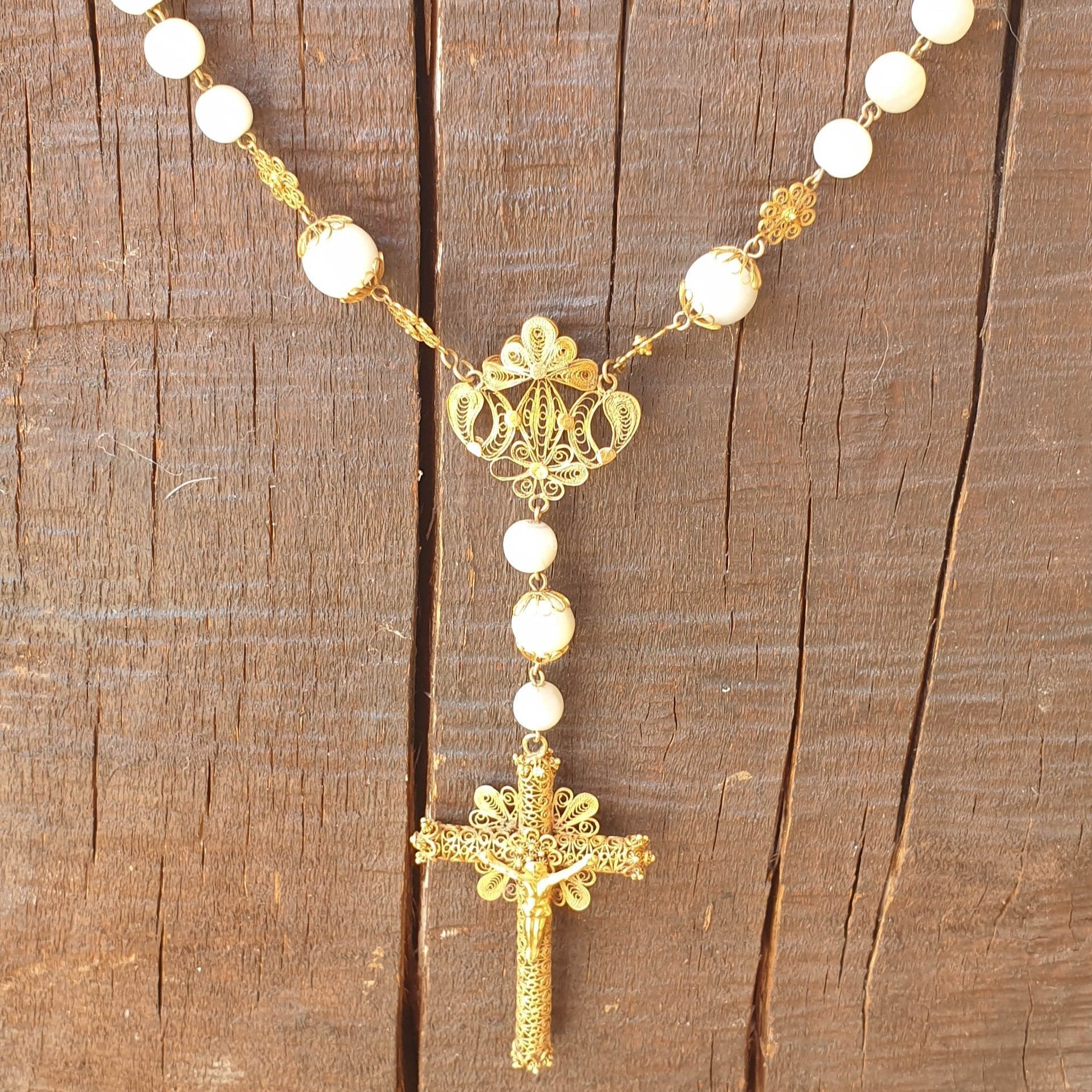 Collar hecho mano de nácar y oro 18k con cruz de oro - Mayka Jewels
