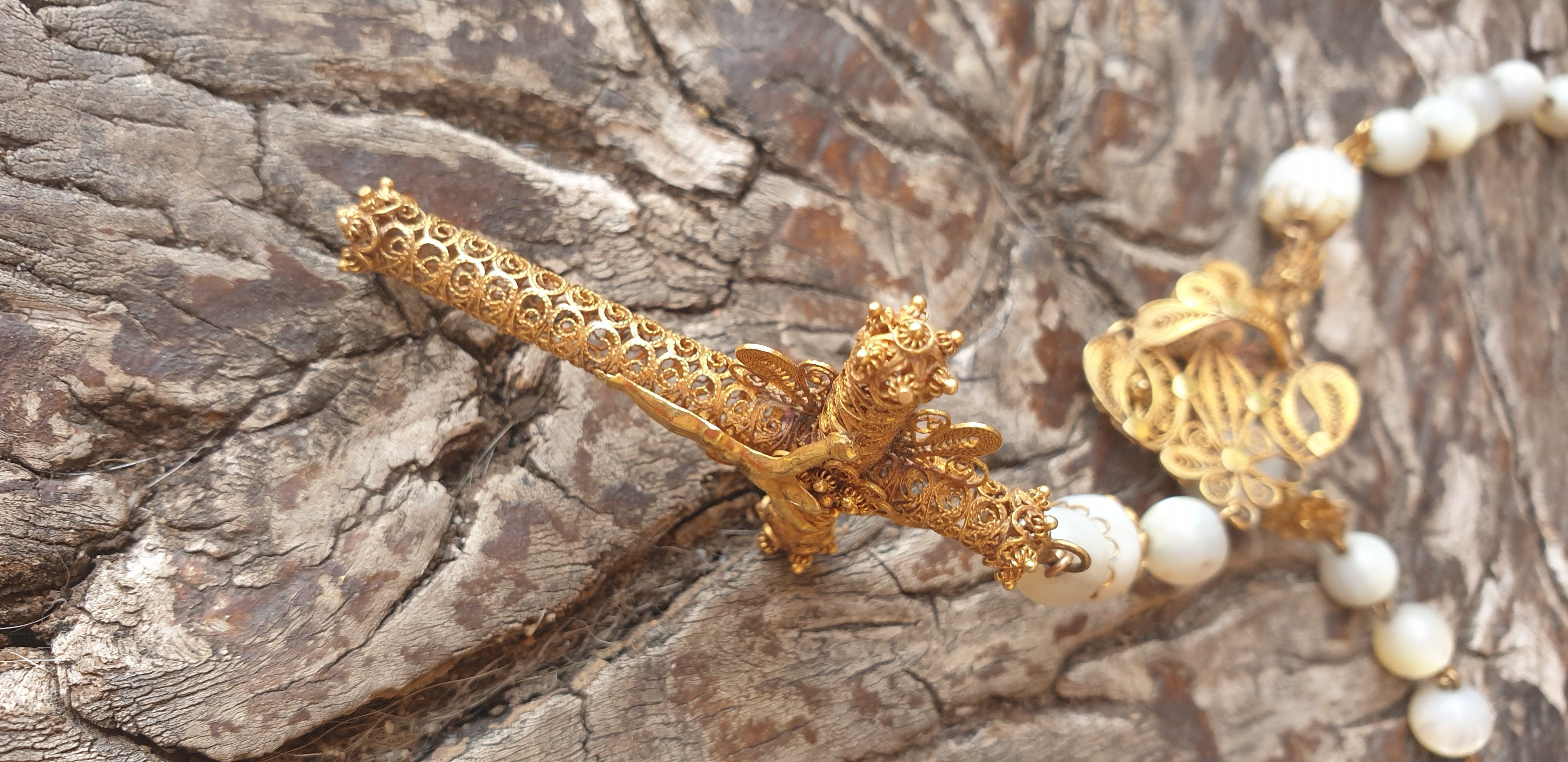Collar hecho mano de nácar y oro 18k con cruz de oro - Mayka Jewels