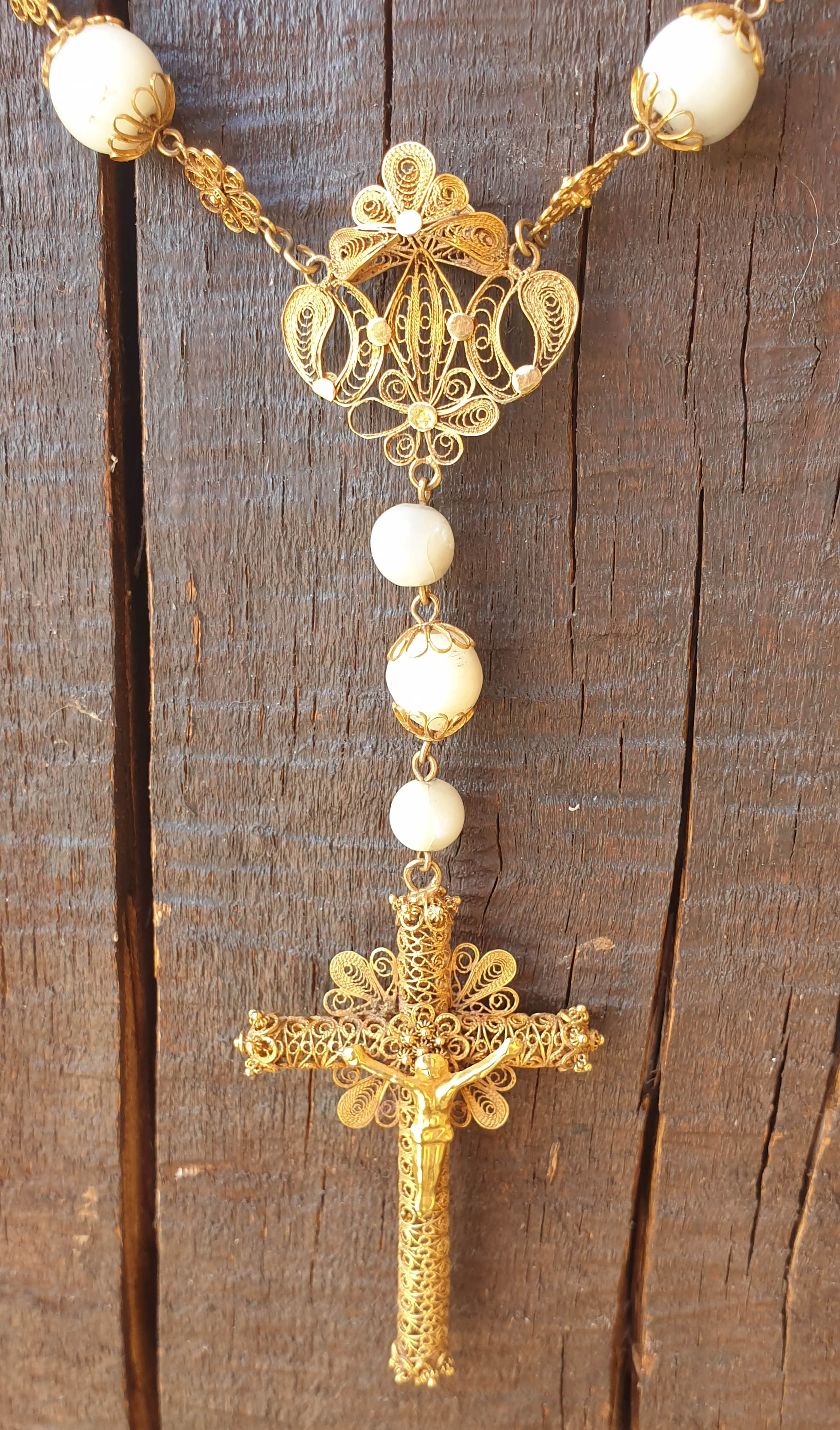 Collar hecho mano de nácar y oro 18k con cruz de oro - Mayka Jewels