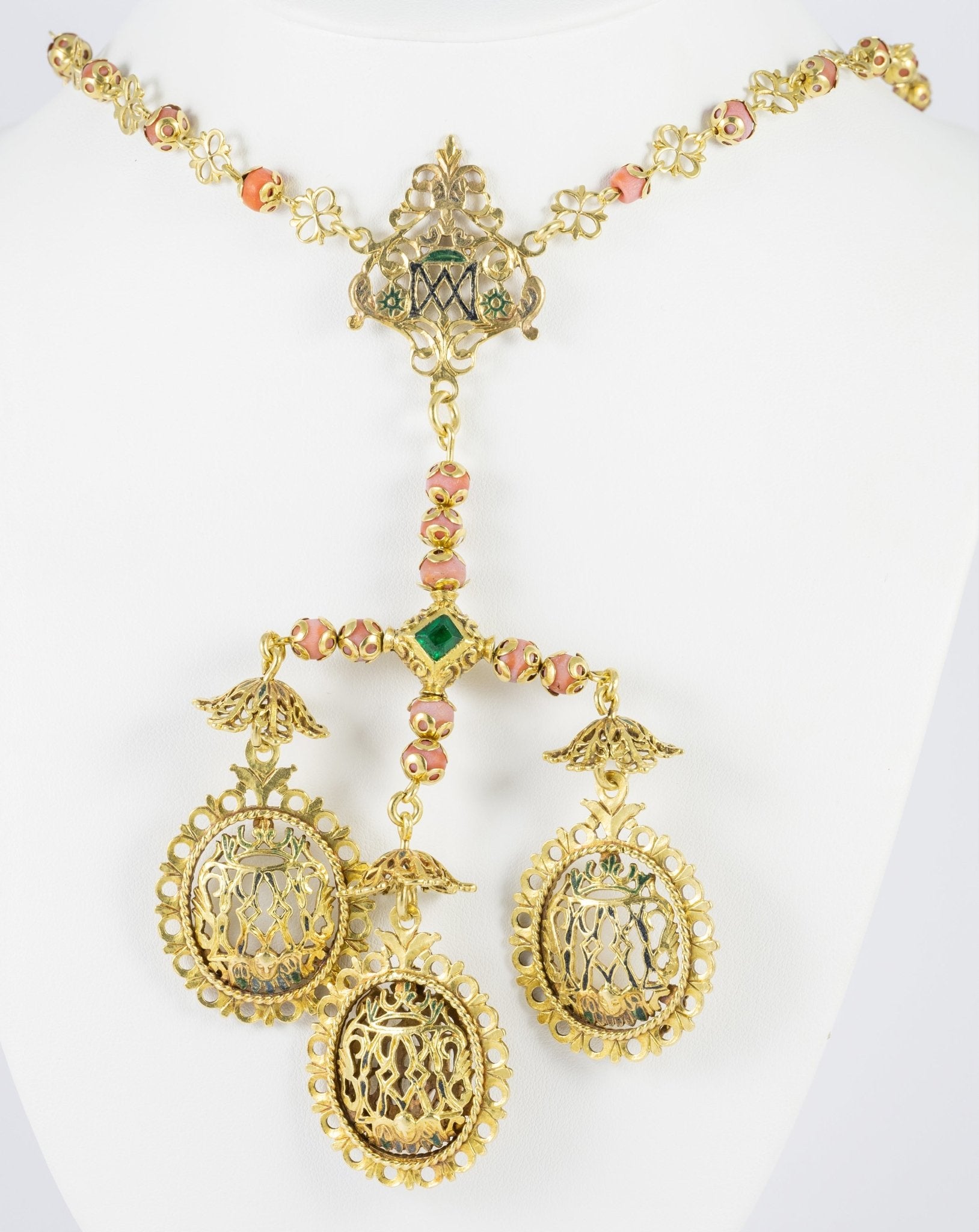 Collar tipo rosario en oro amarillo con esmeraldas y coral rojo - Mayka Jewels