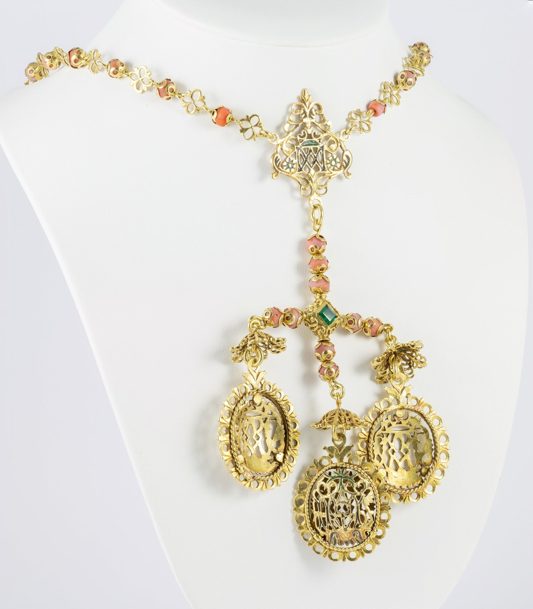 Collar tipo rosario en oro amarillo con esmeraldas y coral rojo - Mayka Jewels