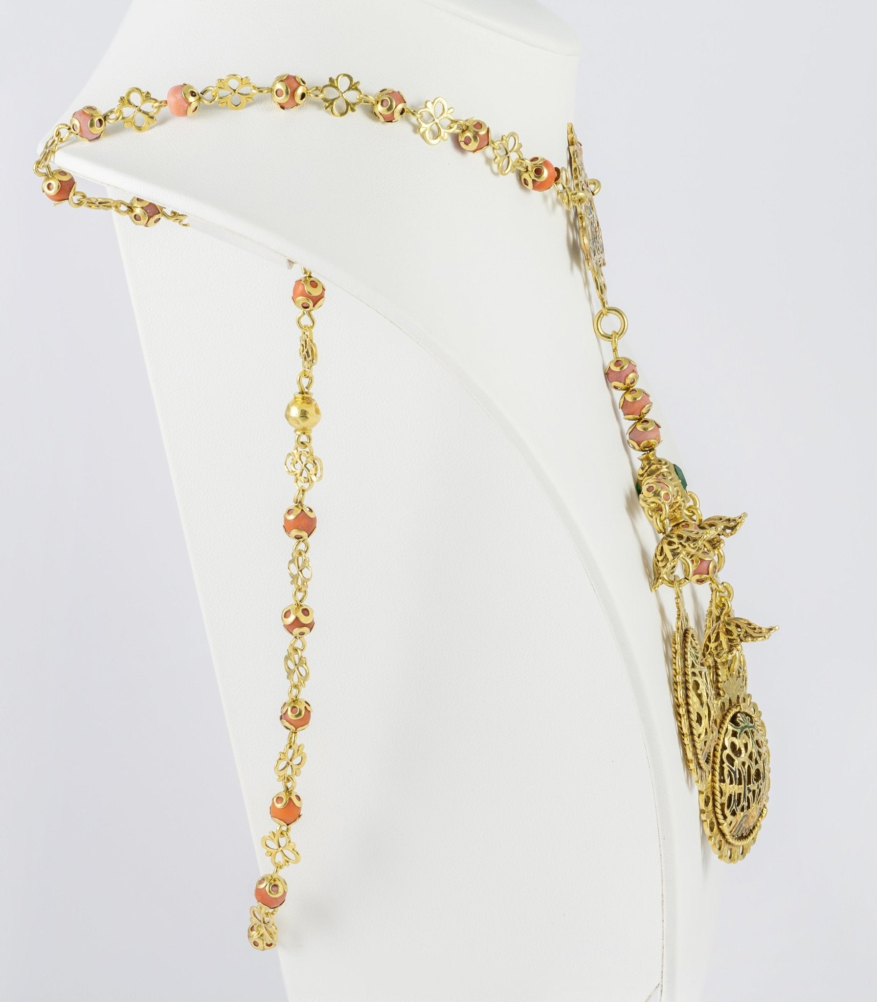 Collar tipo rosario en oro amarillo con esmeraldas y coral rojo - Mayka Jewels