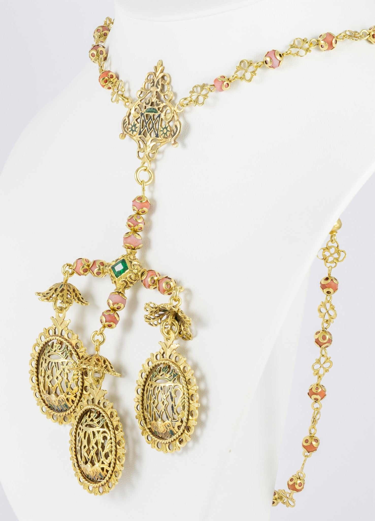 Collar tipo rosario en oro amarillo con esmeraldas y coral rojo - Mayka Jewels