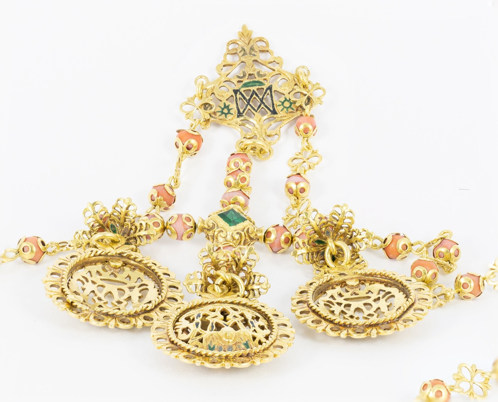 Collar tipo rosario en oro amarillo con esmeraldas y coral rojo - Mayka Jewels