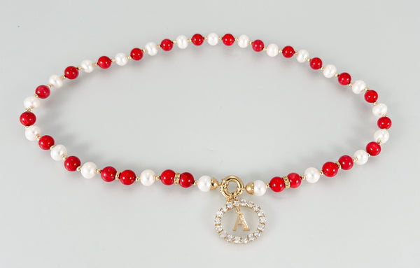 Collar y colgante letra A con perlas corales y oro amarillo 18k - Mayka Jewels